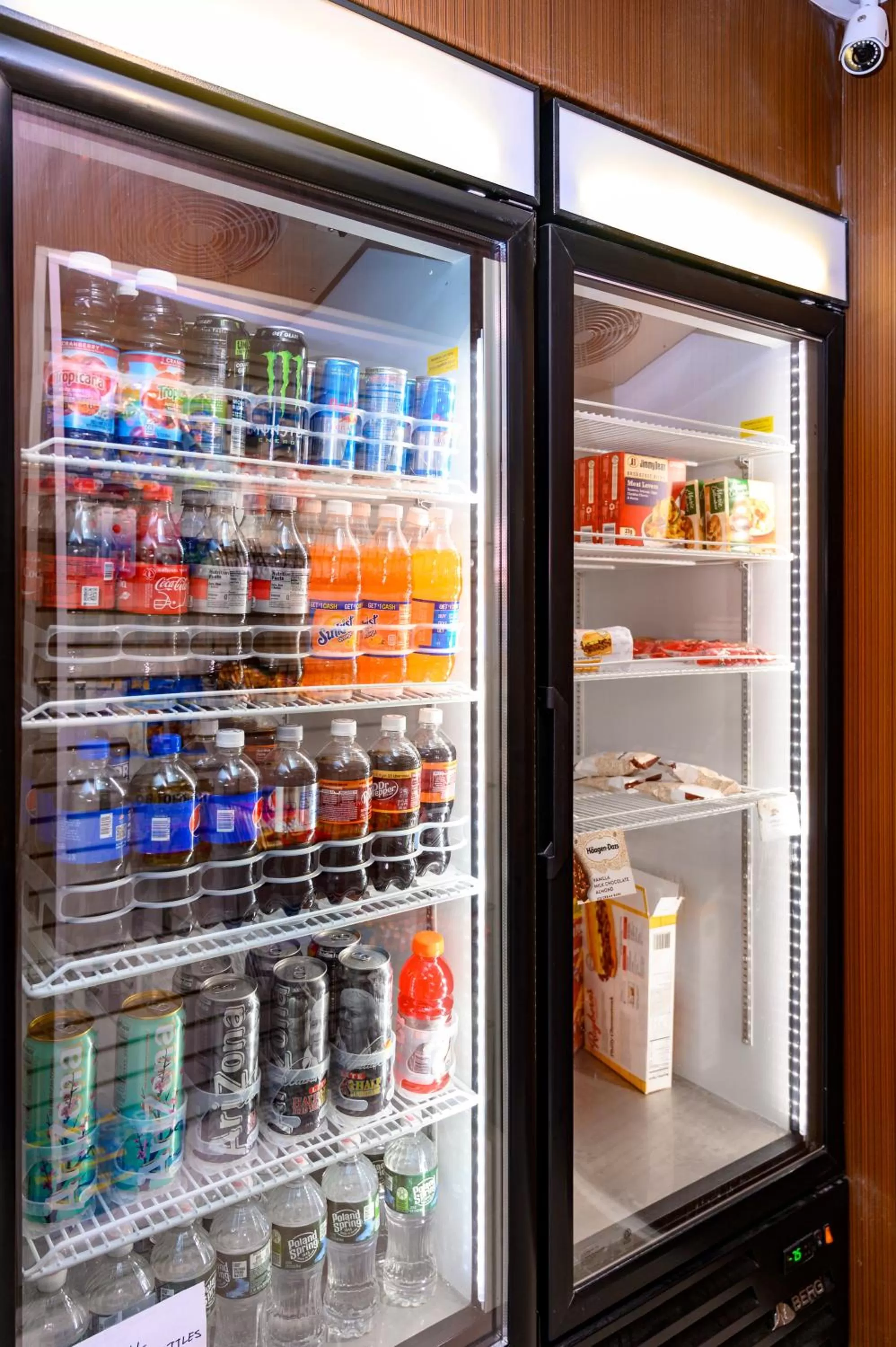 On-site shops in Days Inn & Suites by Wyndham Niagara Falls/Buffalo