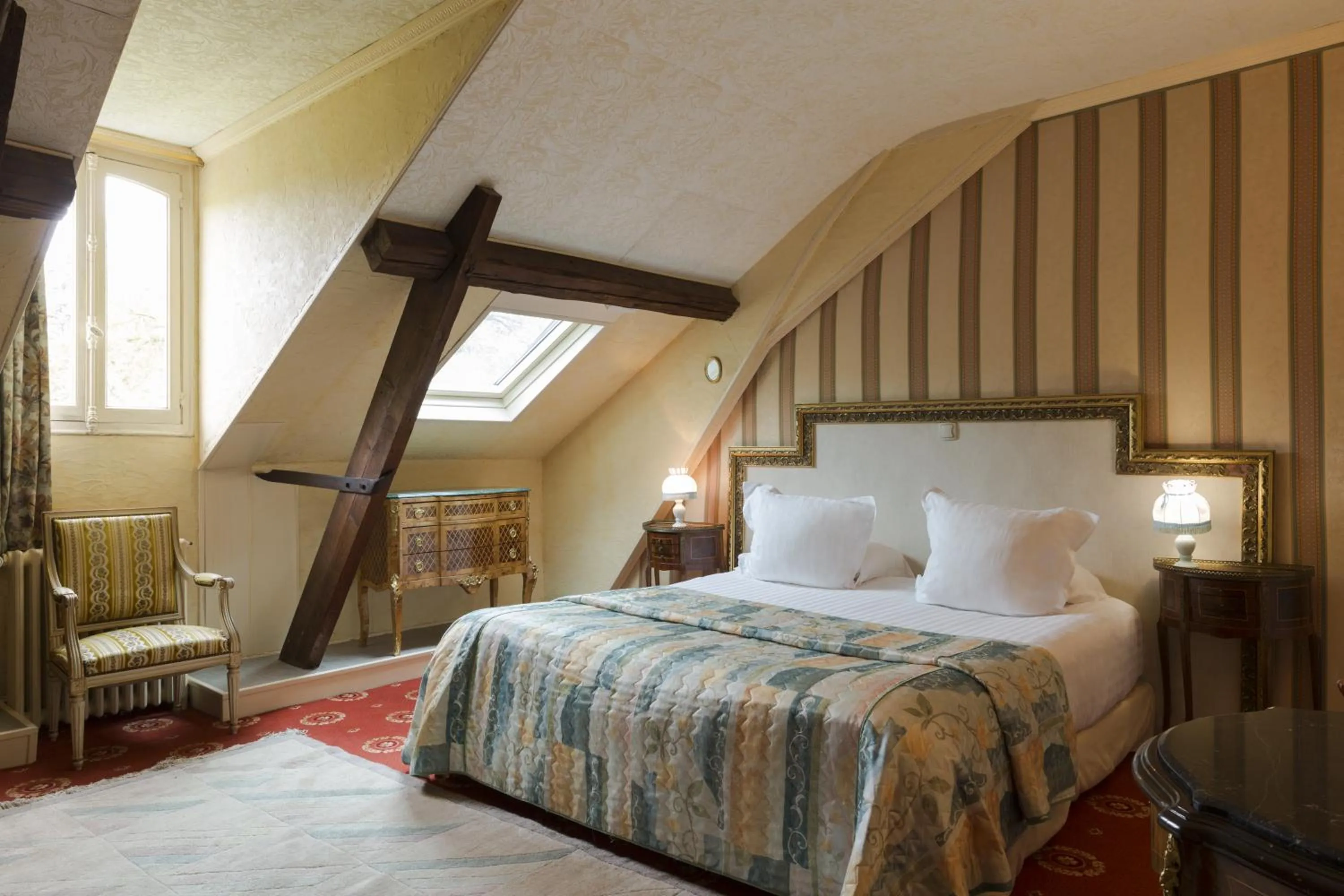 Photo of the whole room, Bed in Belle Isle Sur Risle - Chateau Hotel & Spa