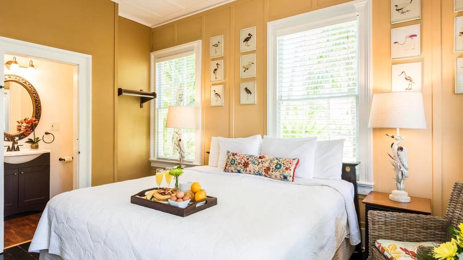 Photo of the whole room, Bed in Old Town Manor