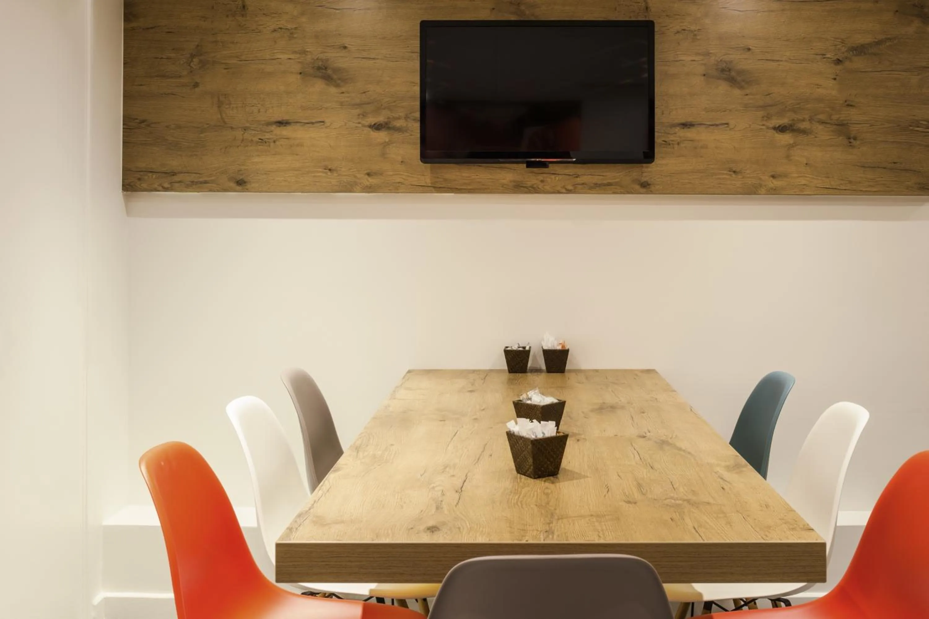 Restaurant/places to eat in ibis Paris Père Lachaise