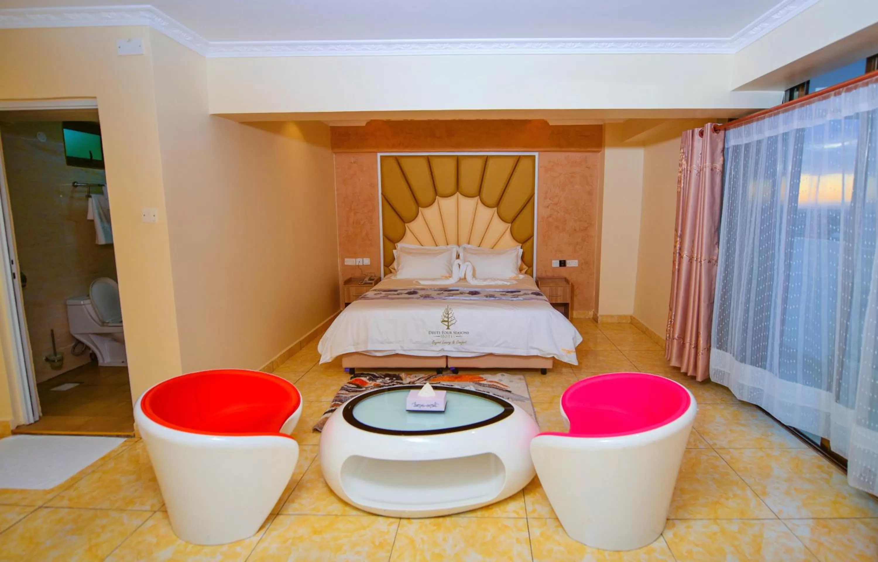 Photo of the whole room, Bed in Deuts Four Seasons Hotel