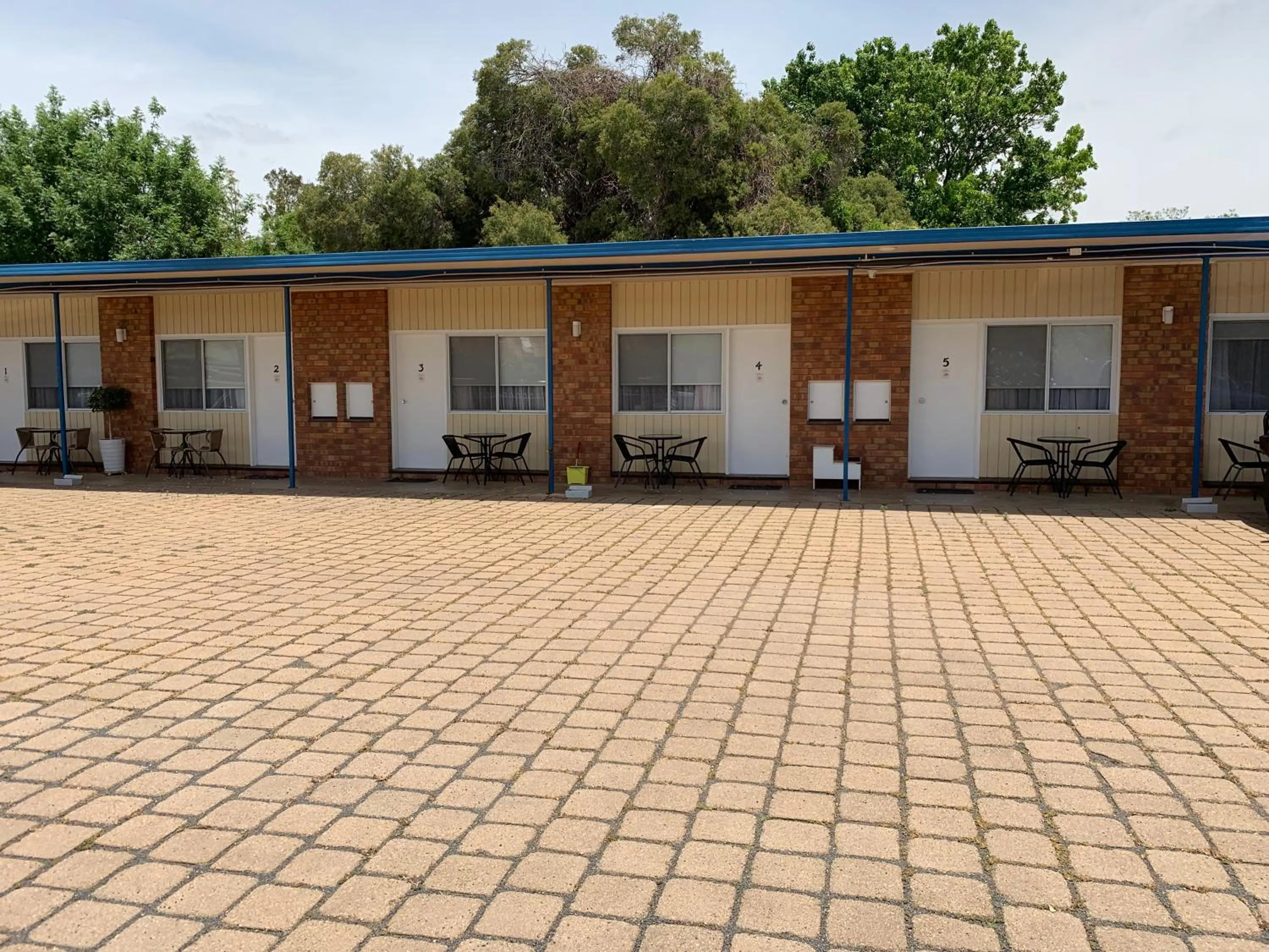 Property building in Orana Windmill Motel