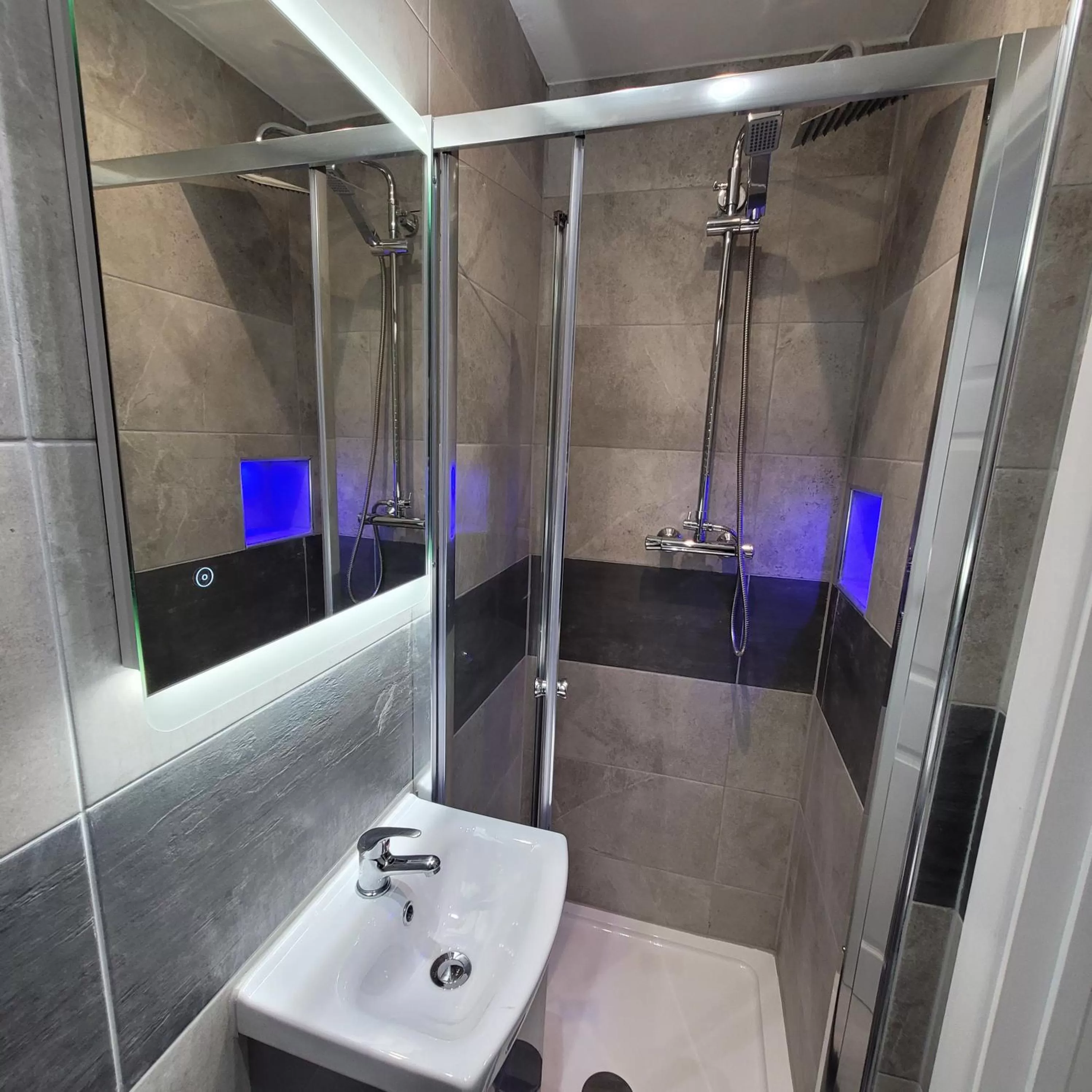 Shower in Argyle Square Hotel