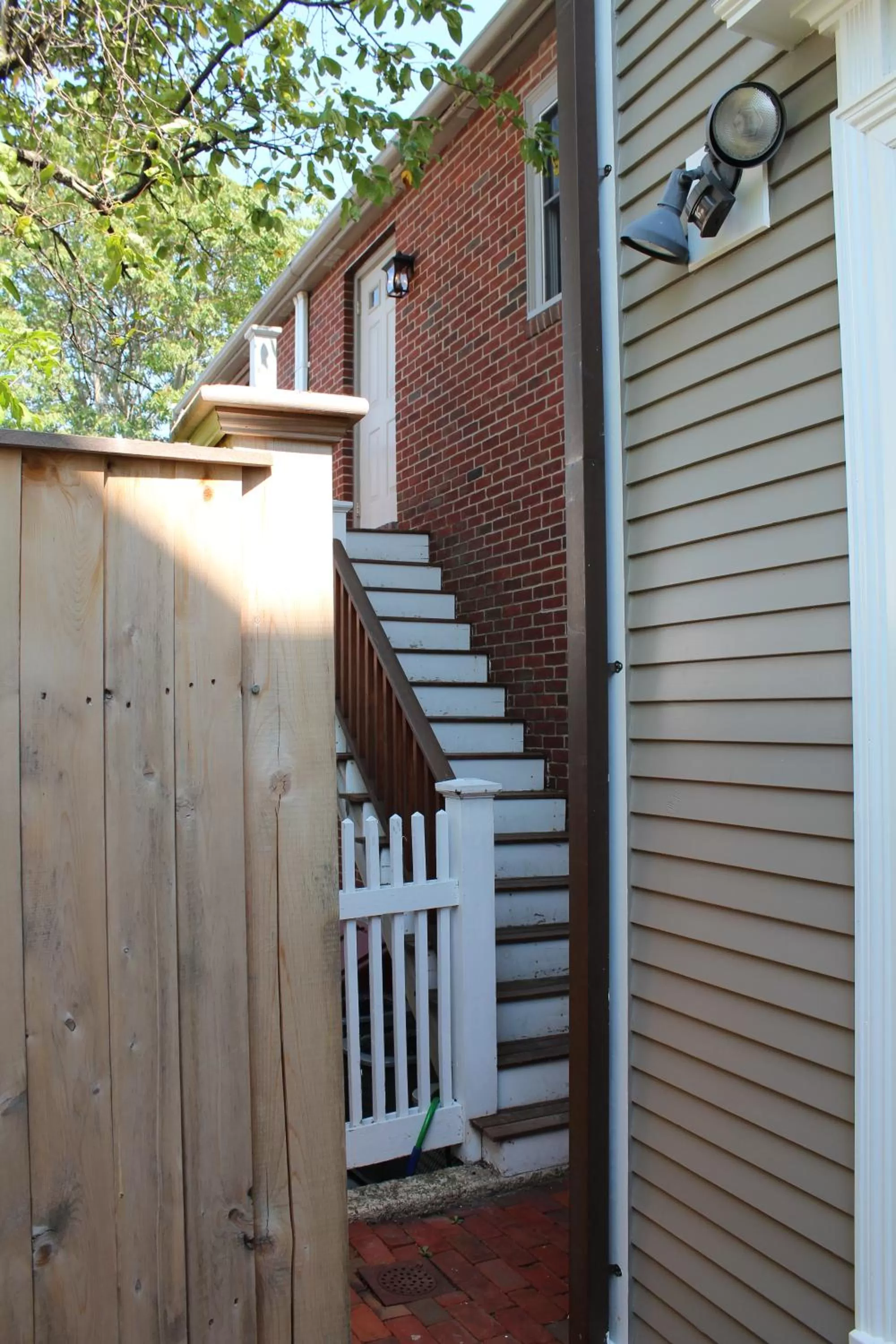Facade/entrance in Compass Rose Inn