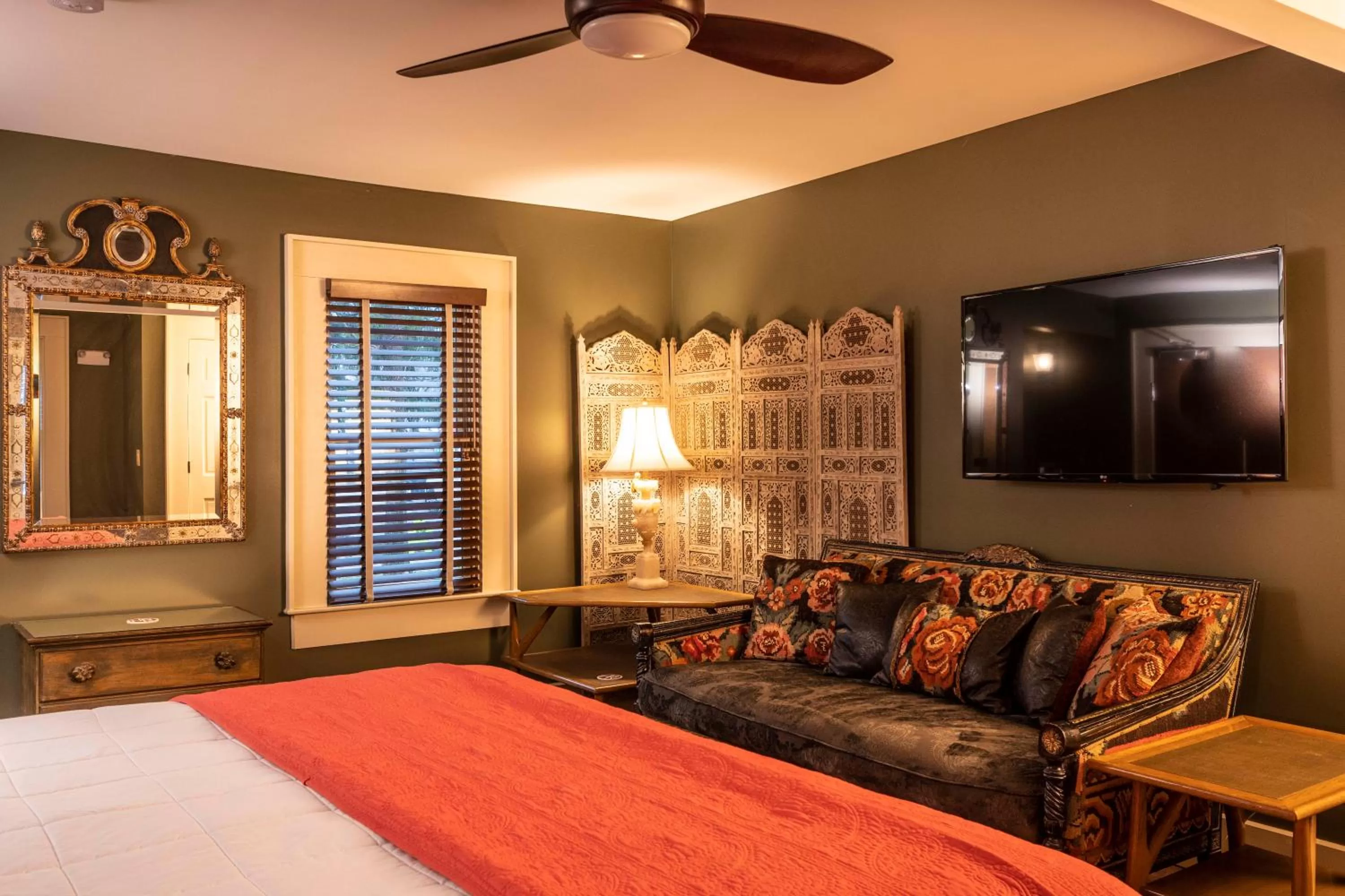 Seating area, Bed in Hotel Broad Ripple