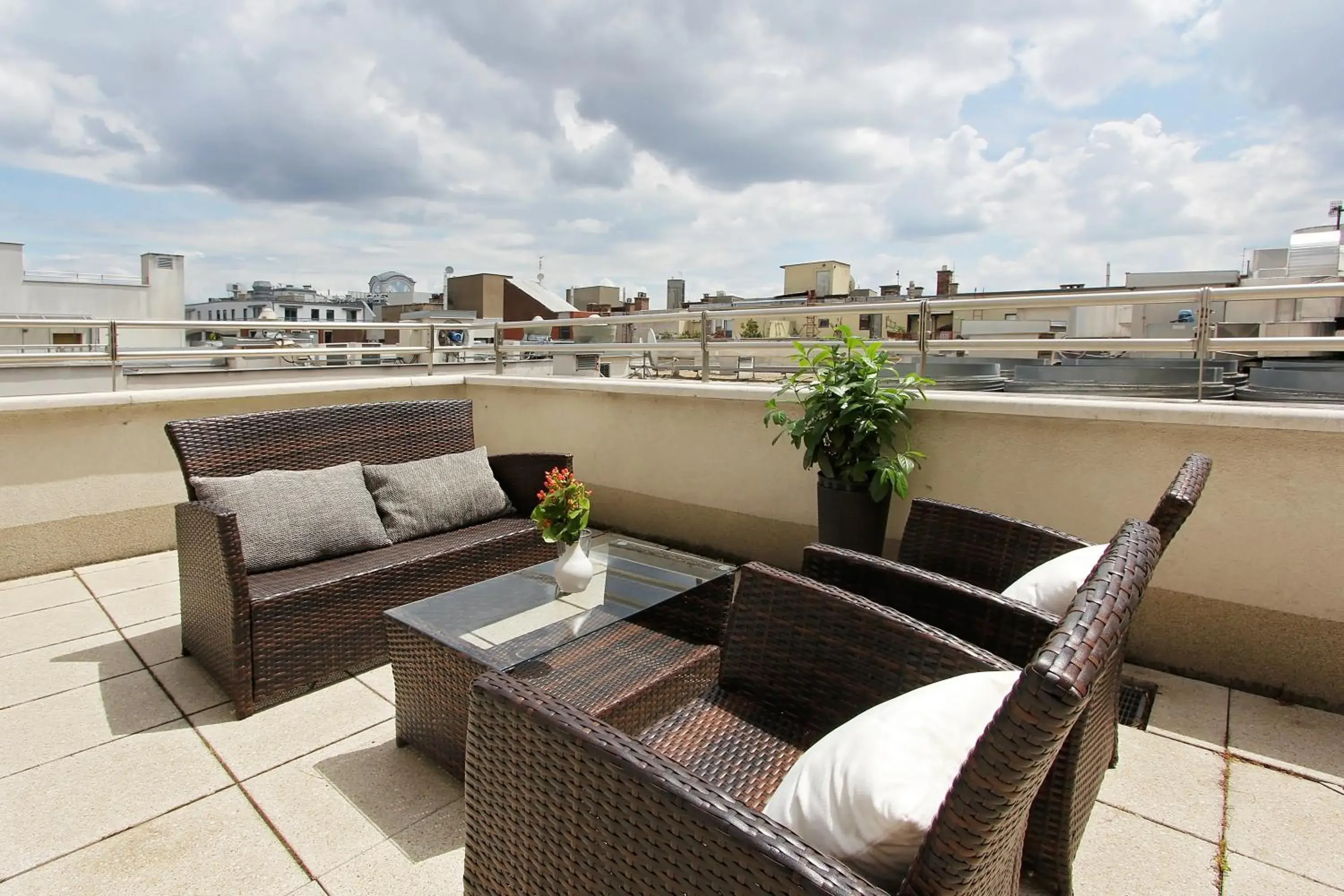 Two-Bedroom Penthouse Apartment in Vagabond Downtown Two-Bedroom Penthouse Apartment in Vagabond Downtown