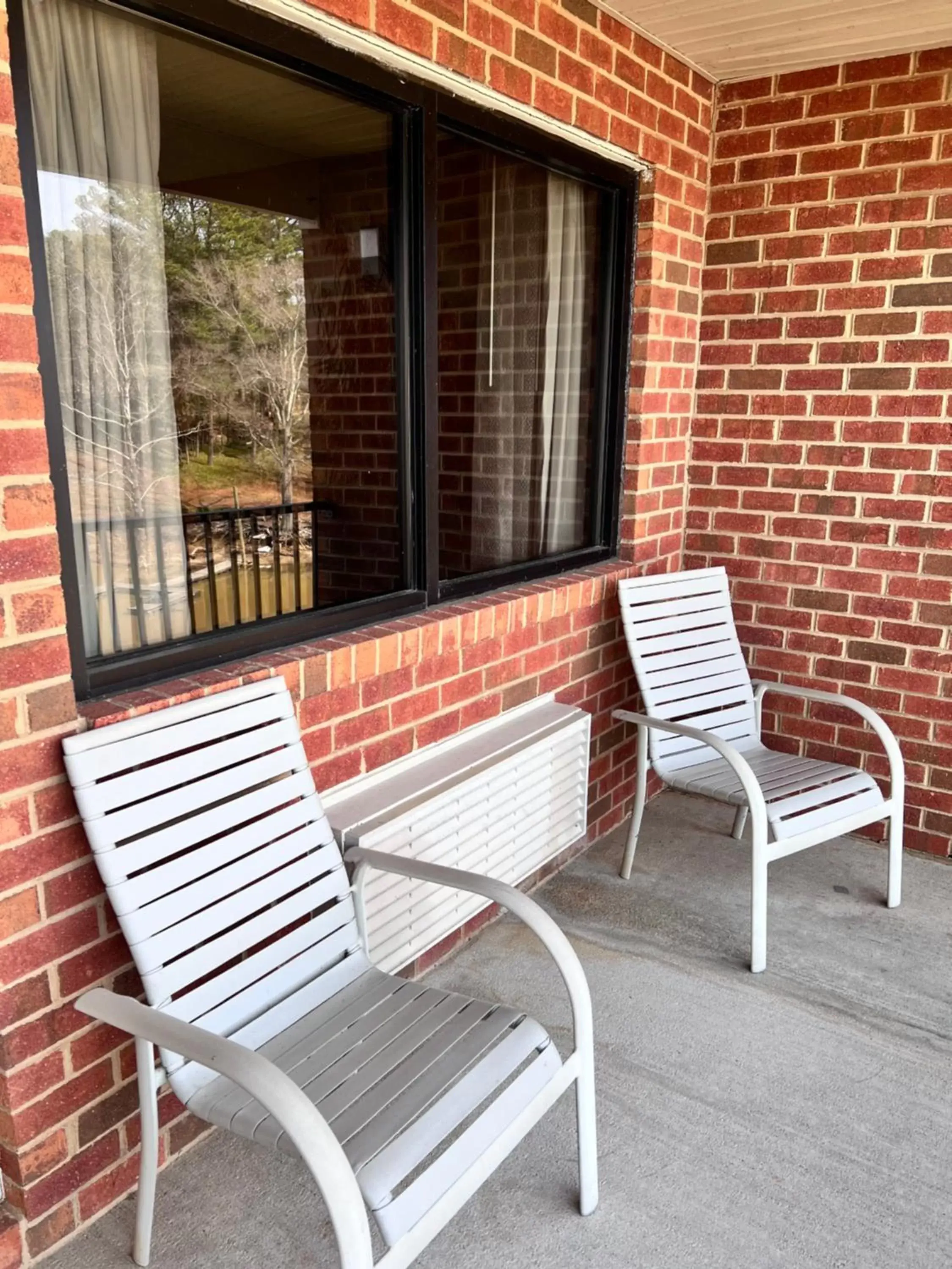 Standard King Room with Balcony and Lake View - Non Smoking in Clarion Pointe on the lake Clarksville-South Hill West Standard King Room with Balcony and Lake View - Non Smoking in Clarion Pointe on the lake Clarksville-South Hill West