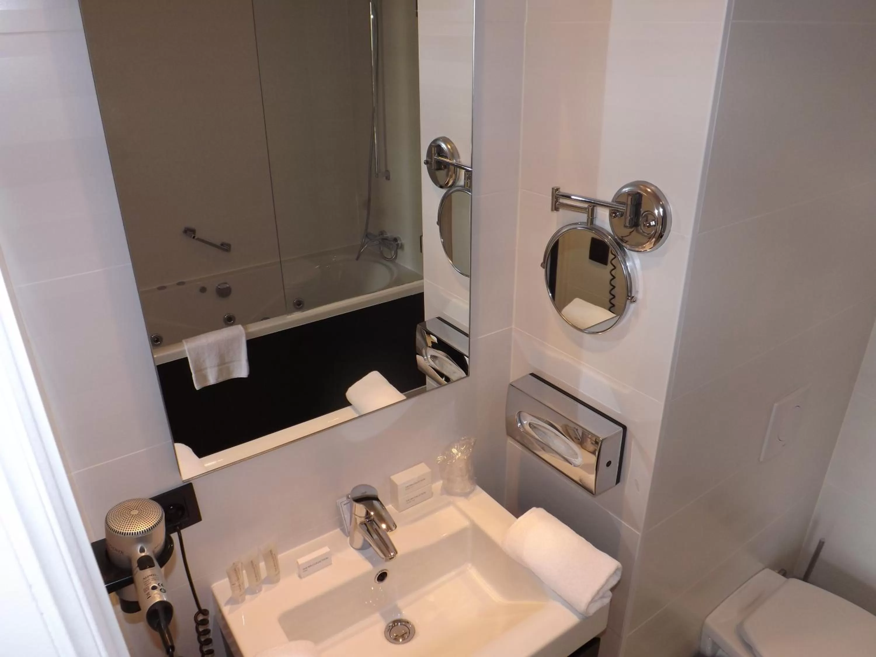 Bathroom in Hotel Le Parisien