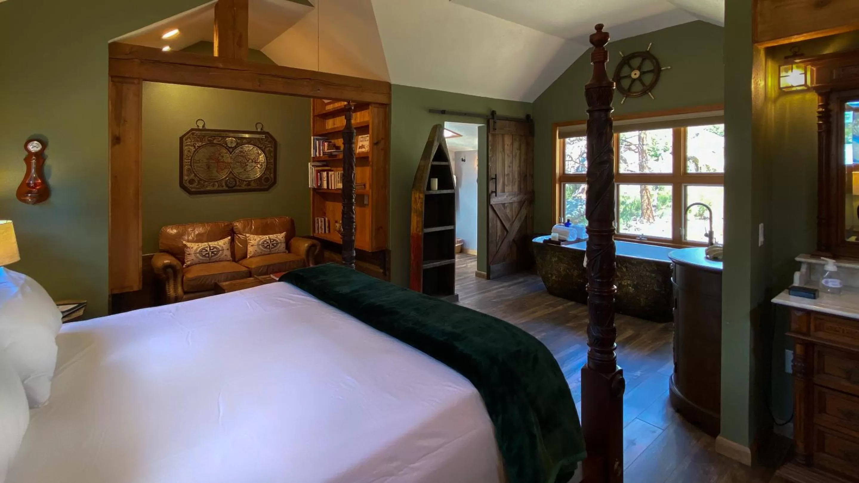 Studio with Garden View in Romantic RiverSong Inn