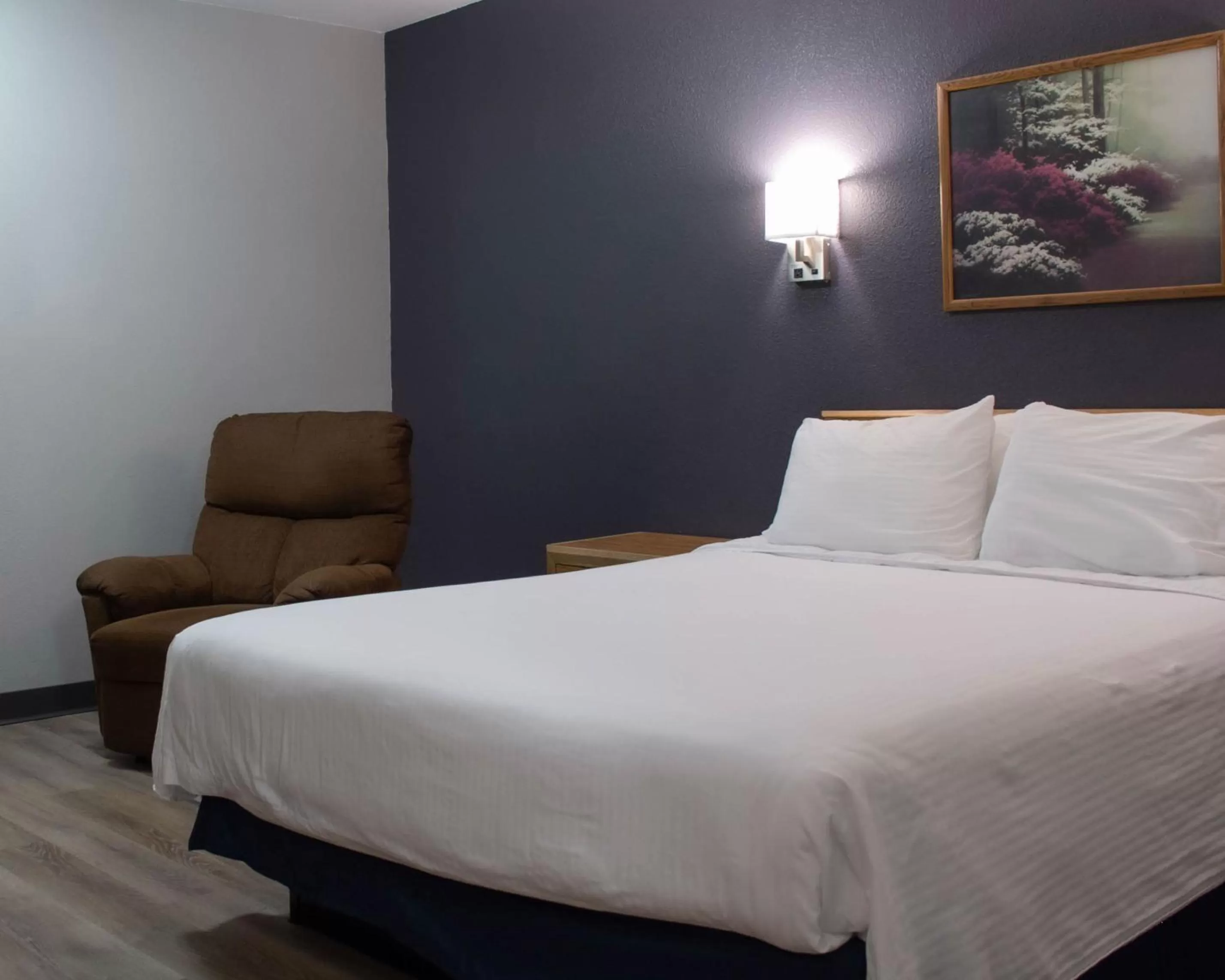 Bed in New Victorian Inn & Suites-Norfolk