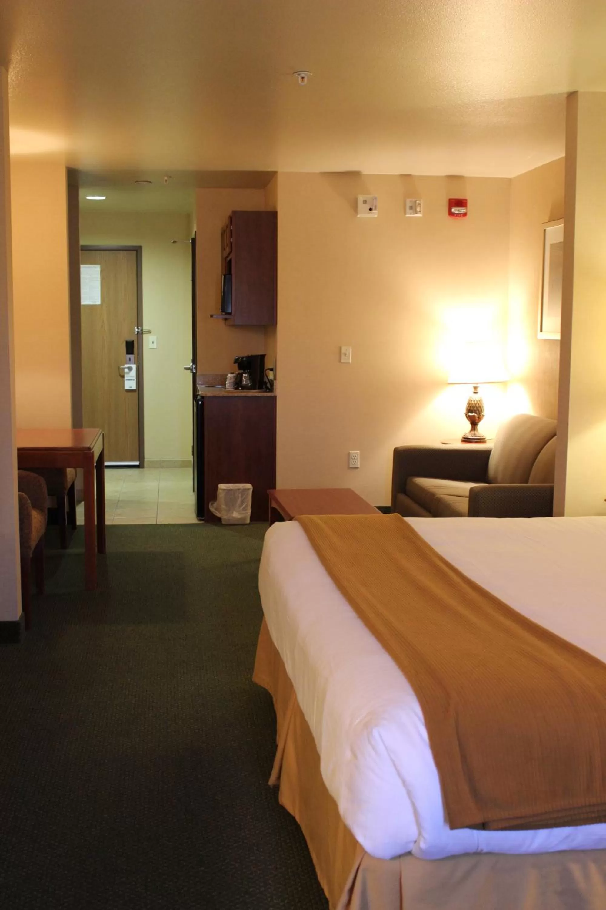 Bed in Holiday Inn Express Tehachapi by IHG