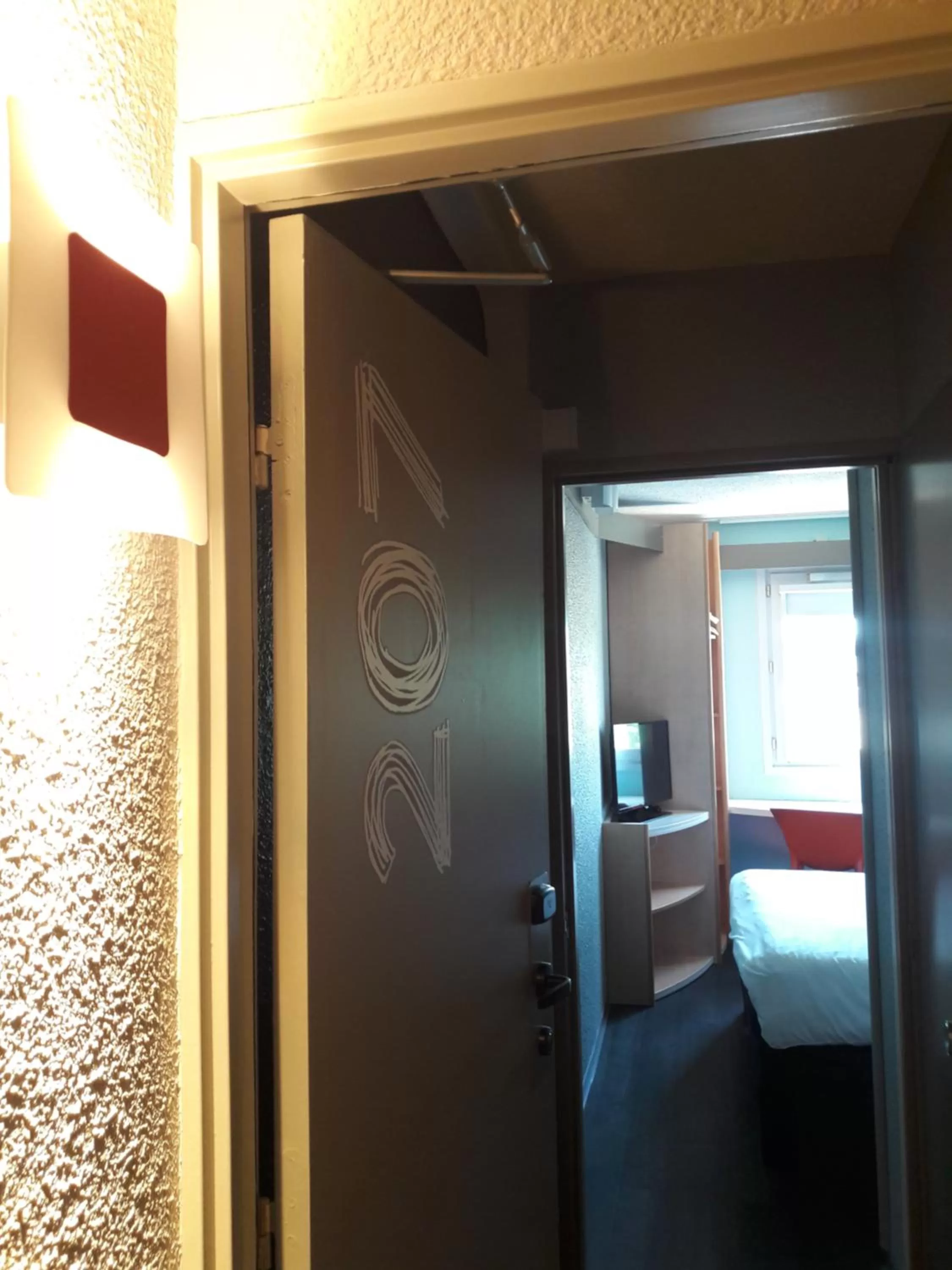Bedroom, Bed in ibis Vesoul