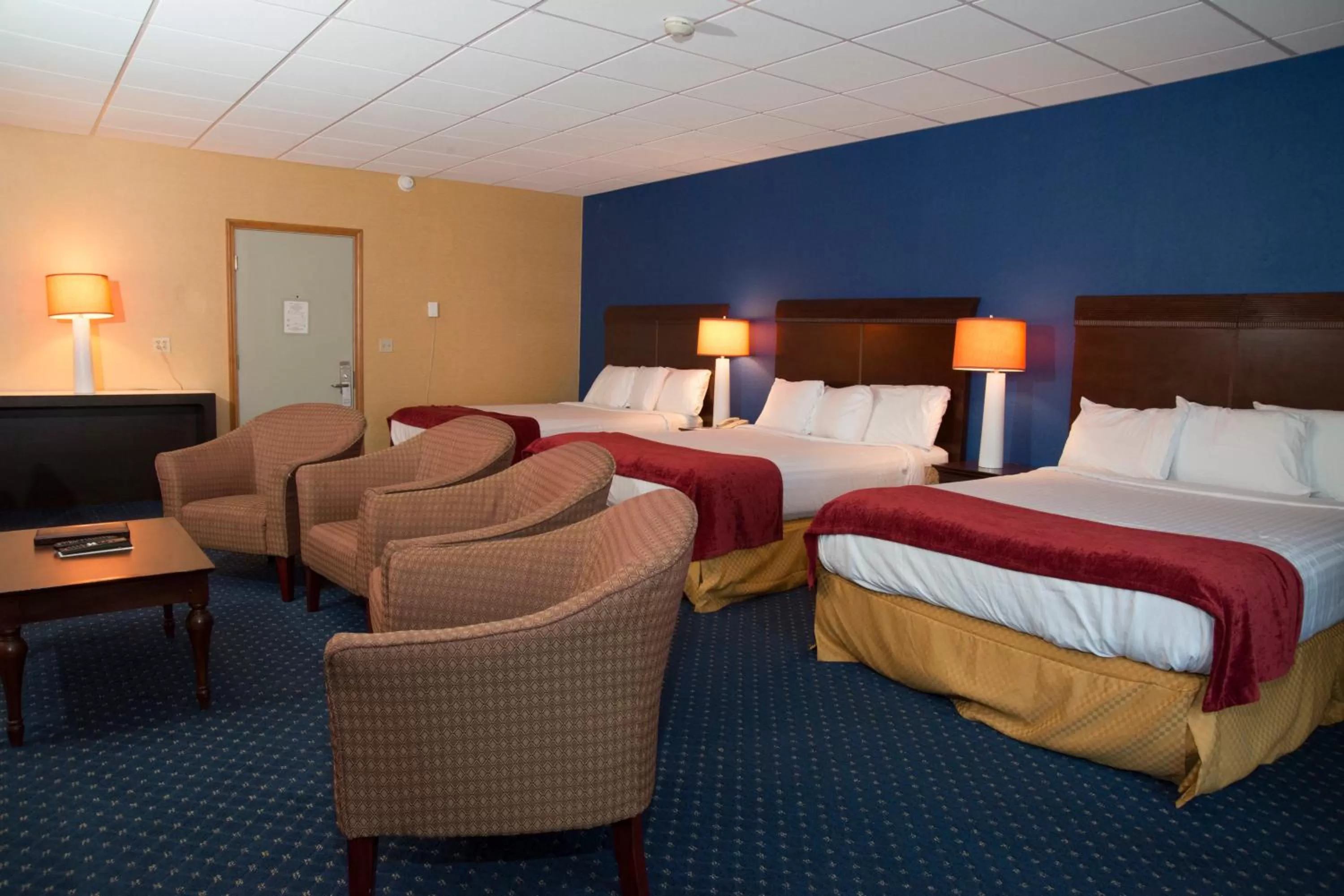 Seating area, Bed in Hampton Falls Inn