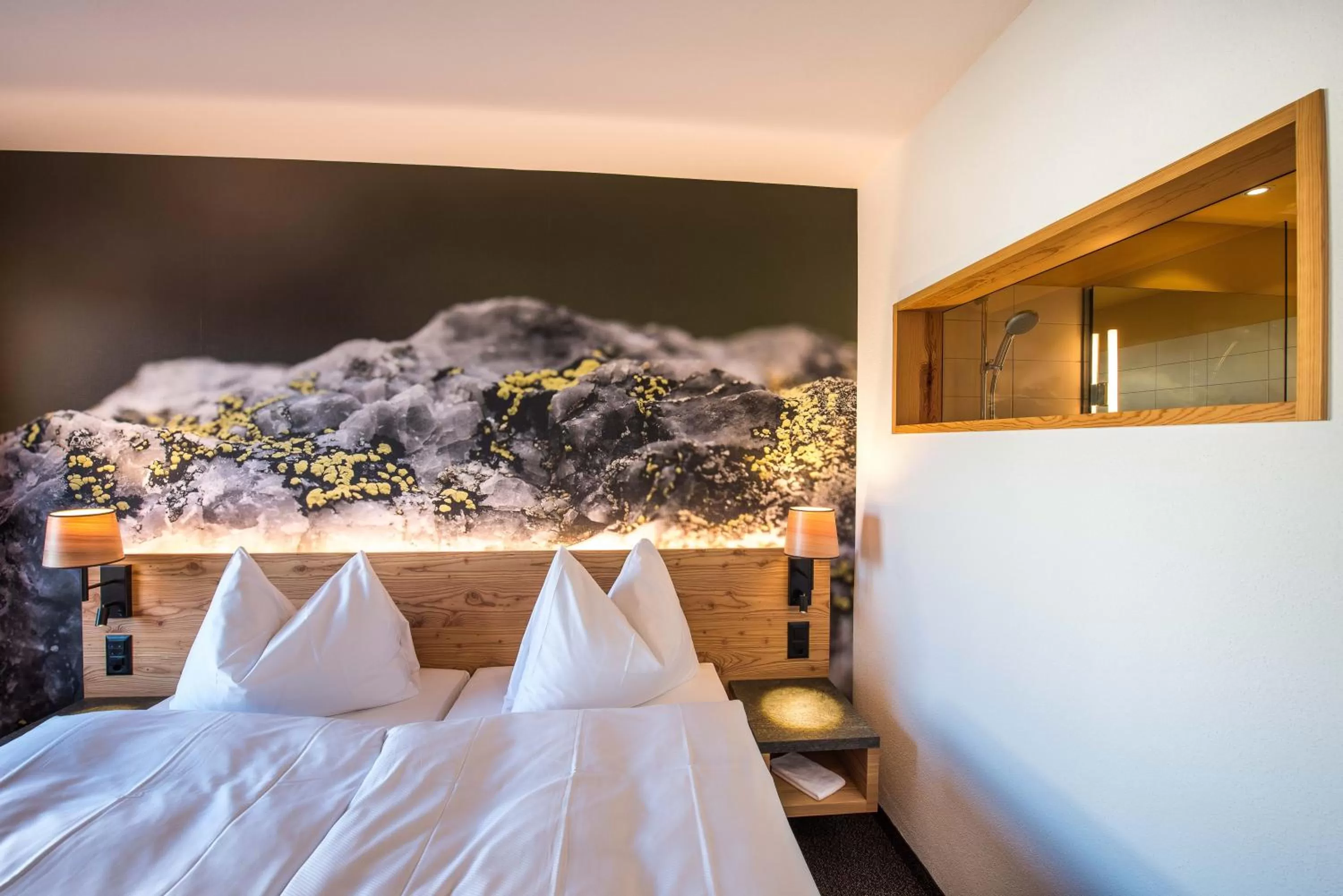 Bathroom, Bed in Hotel Garni Chesa Mulin