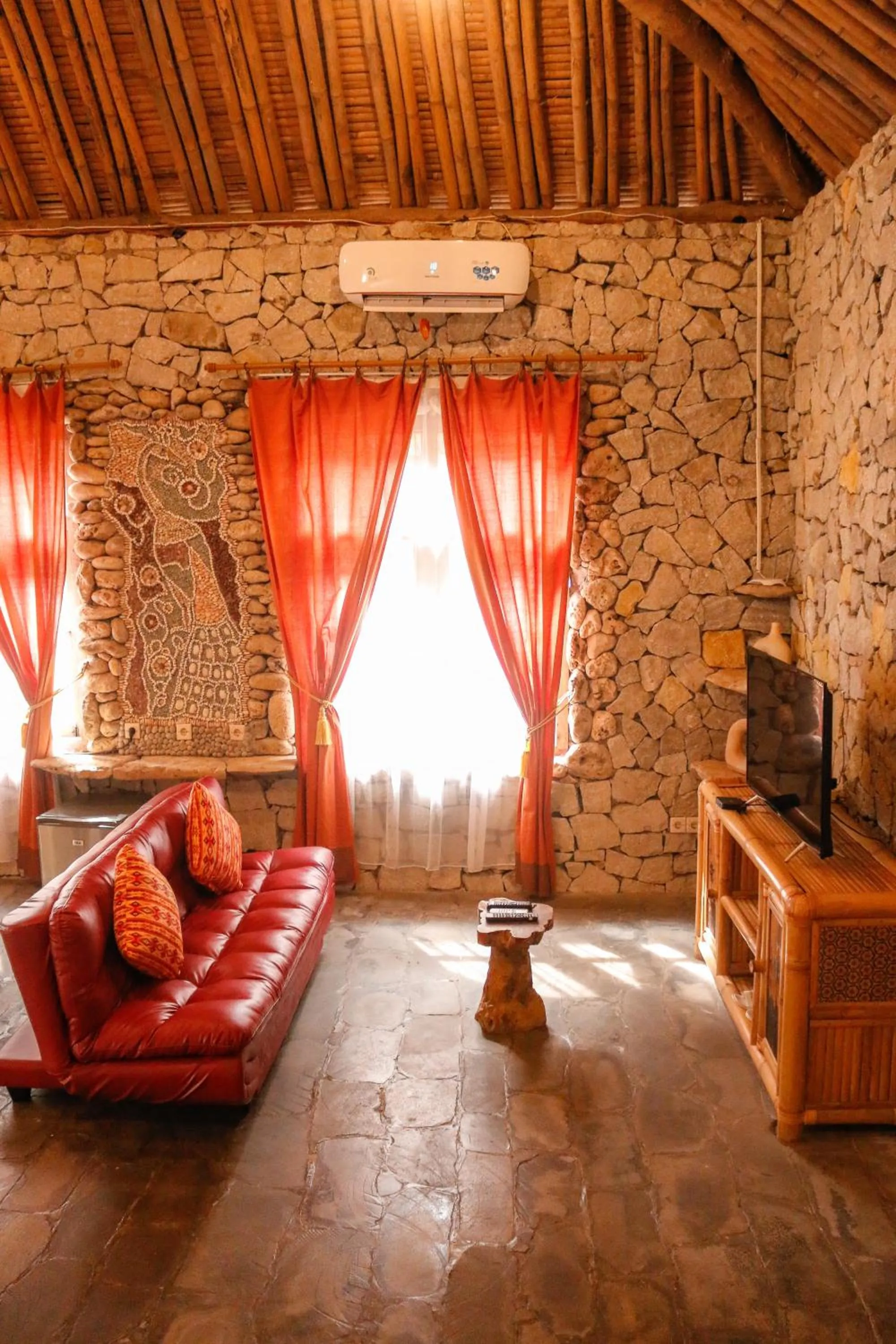 TV and multimedia in Rajaklana Resort and Spa