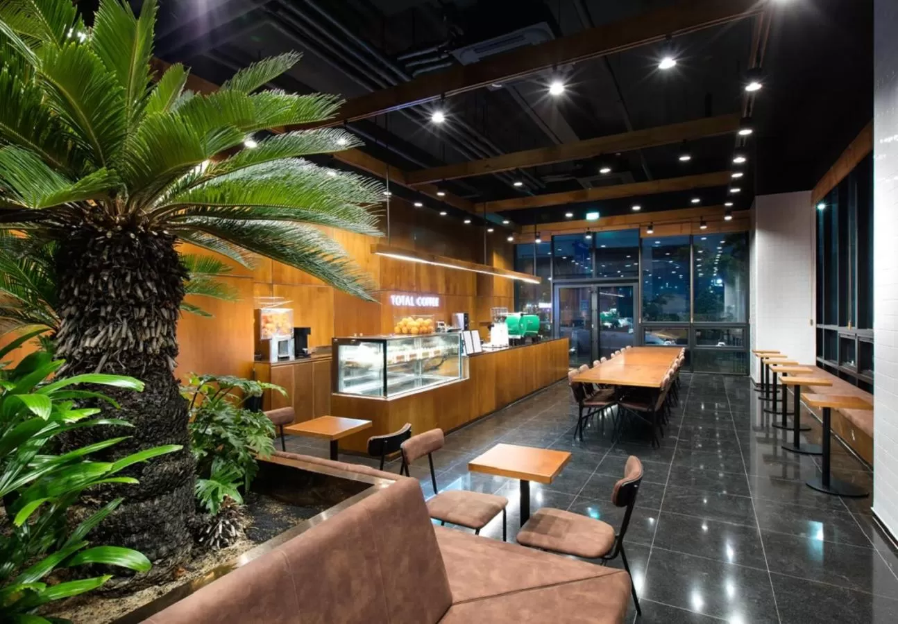 Restaurant/places to eat in Park Marine Hotel