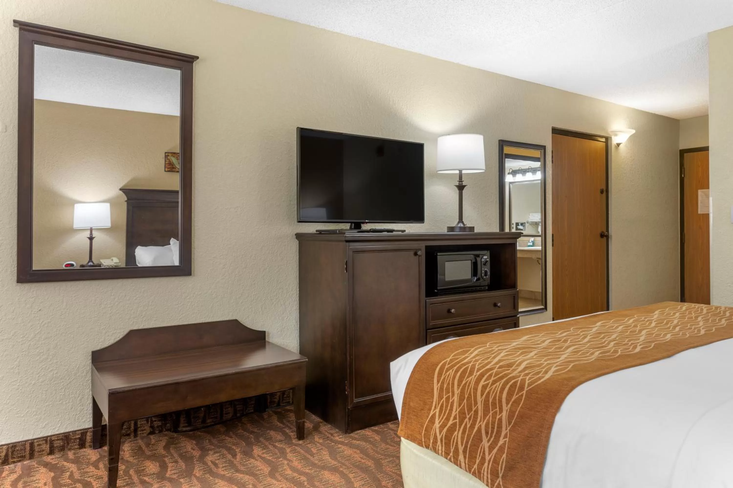King Room with Mobility and Hearing Accessible - Non-Smoking in Comfort Inn at Thousand Hills