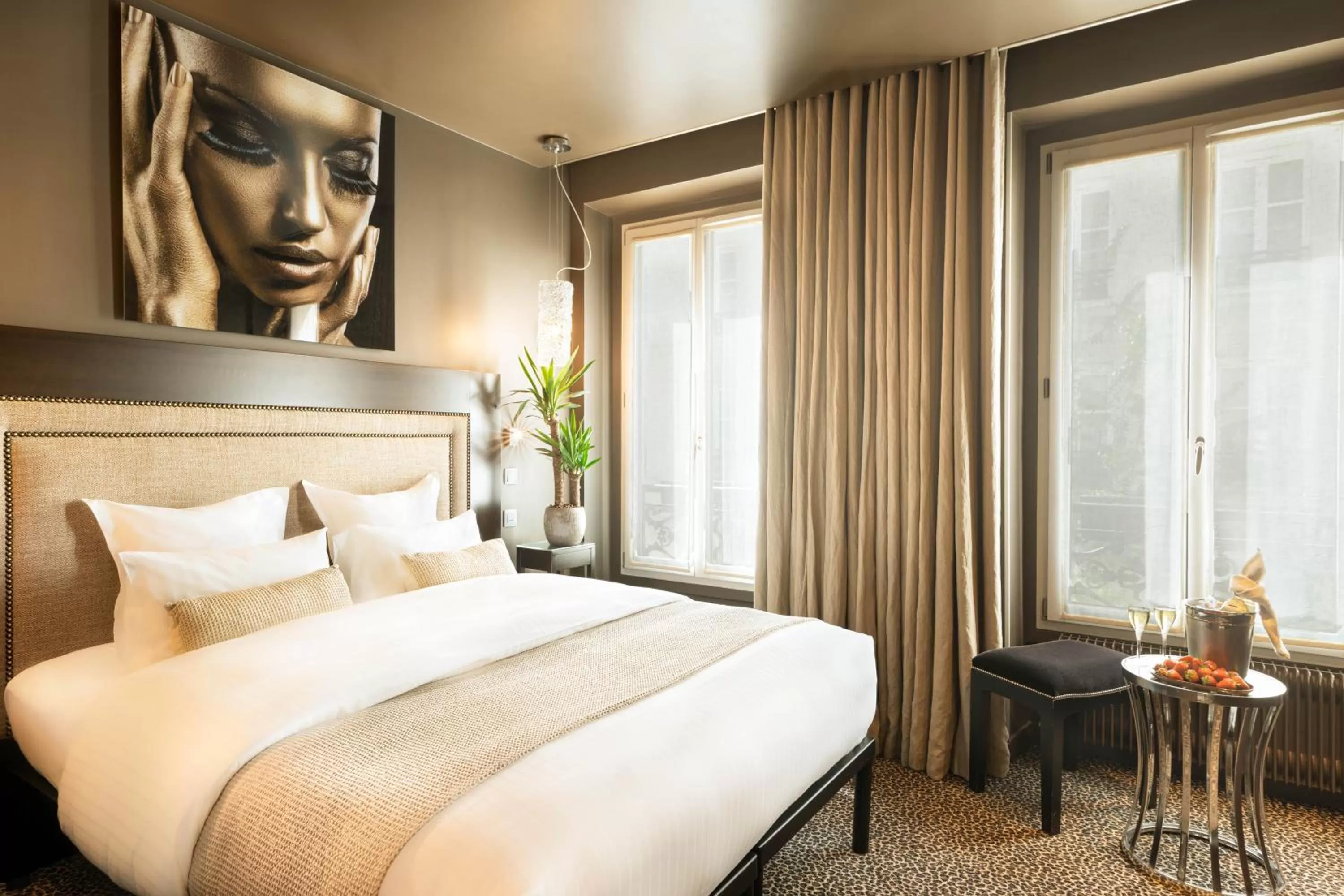 Photo of the whole room, Bed in B Montmartre