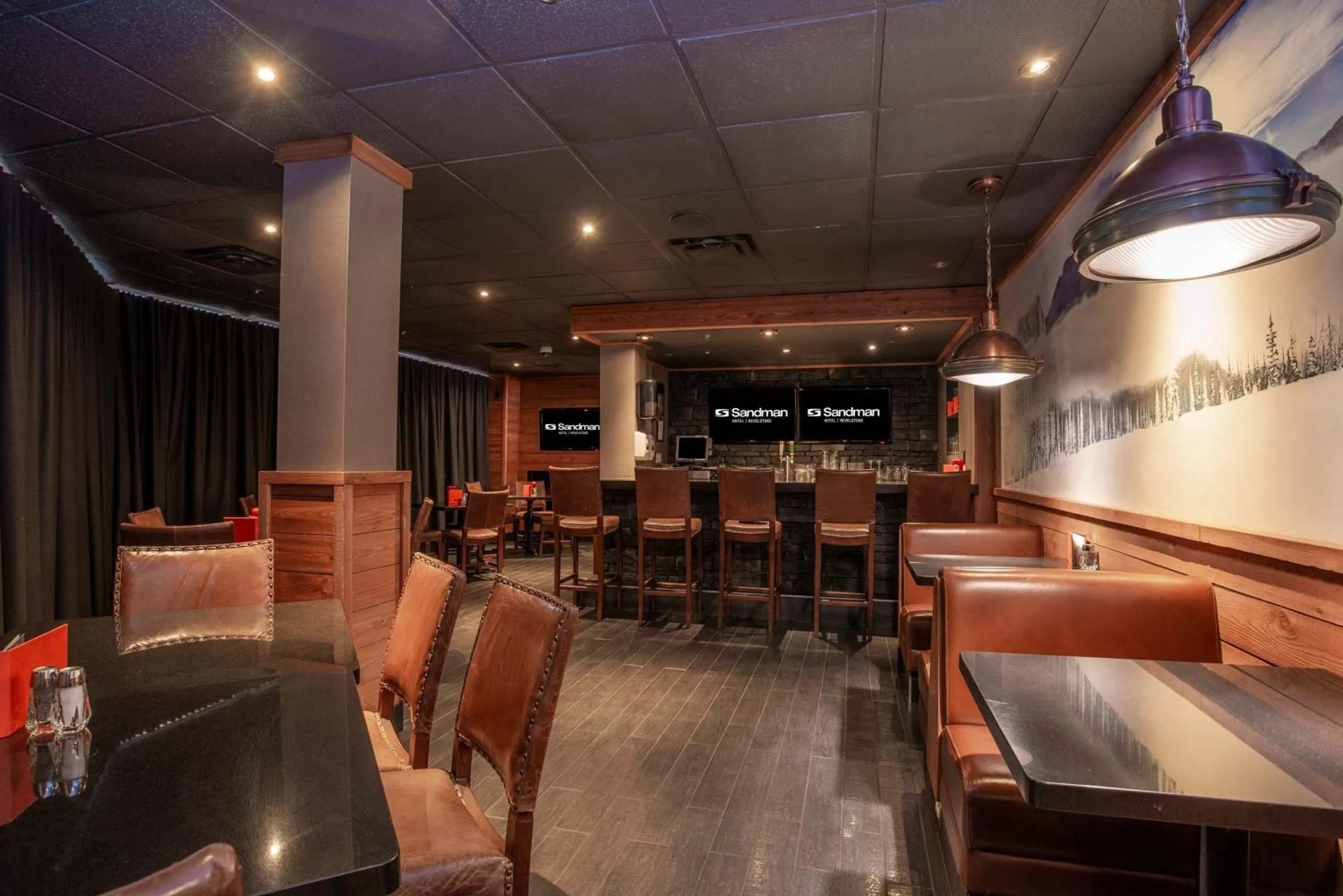 Lounge or bar in Sandman Hotel Revelstoke