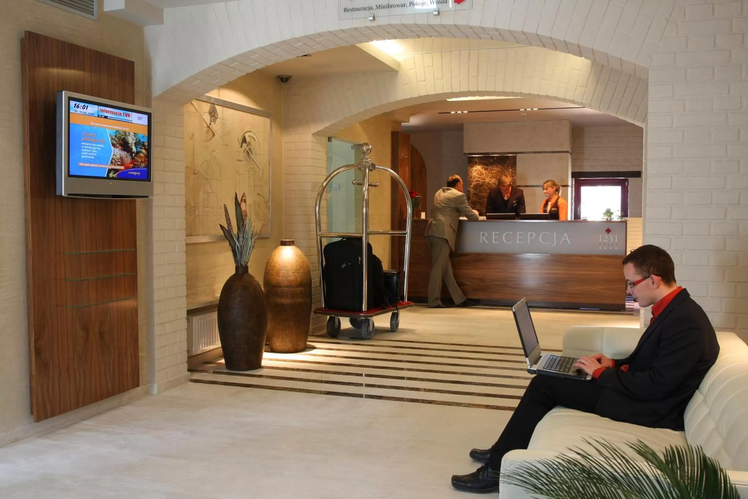 People in Hotel 1231