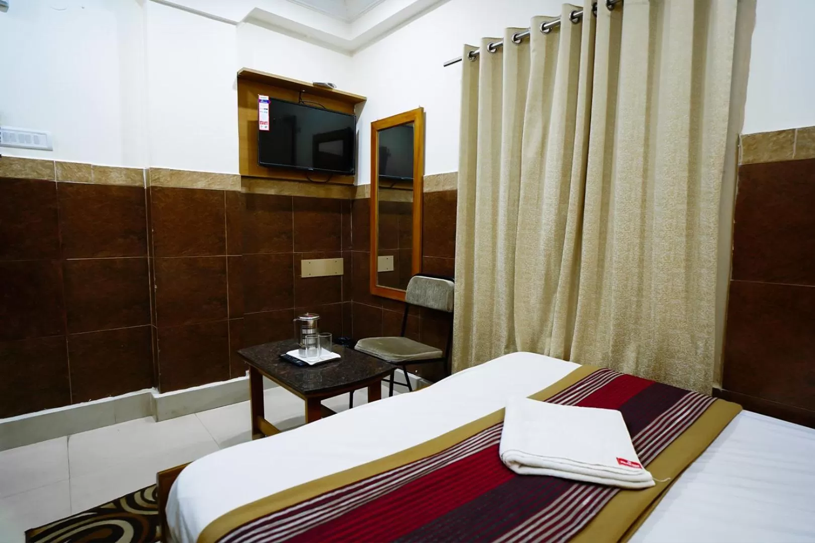 Bed, TV/Entertainment Center in HOTEL PRAKAASH RESIDENCY