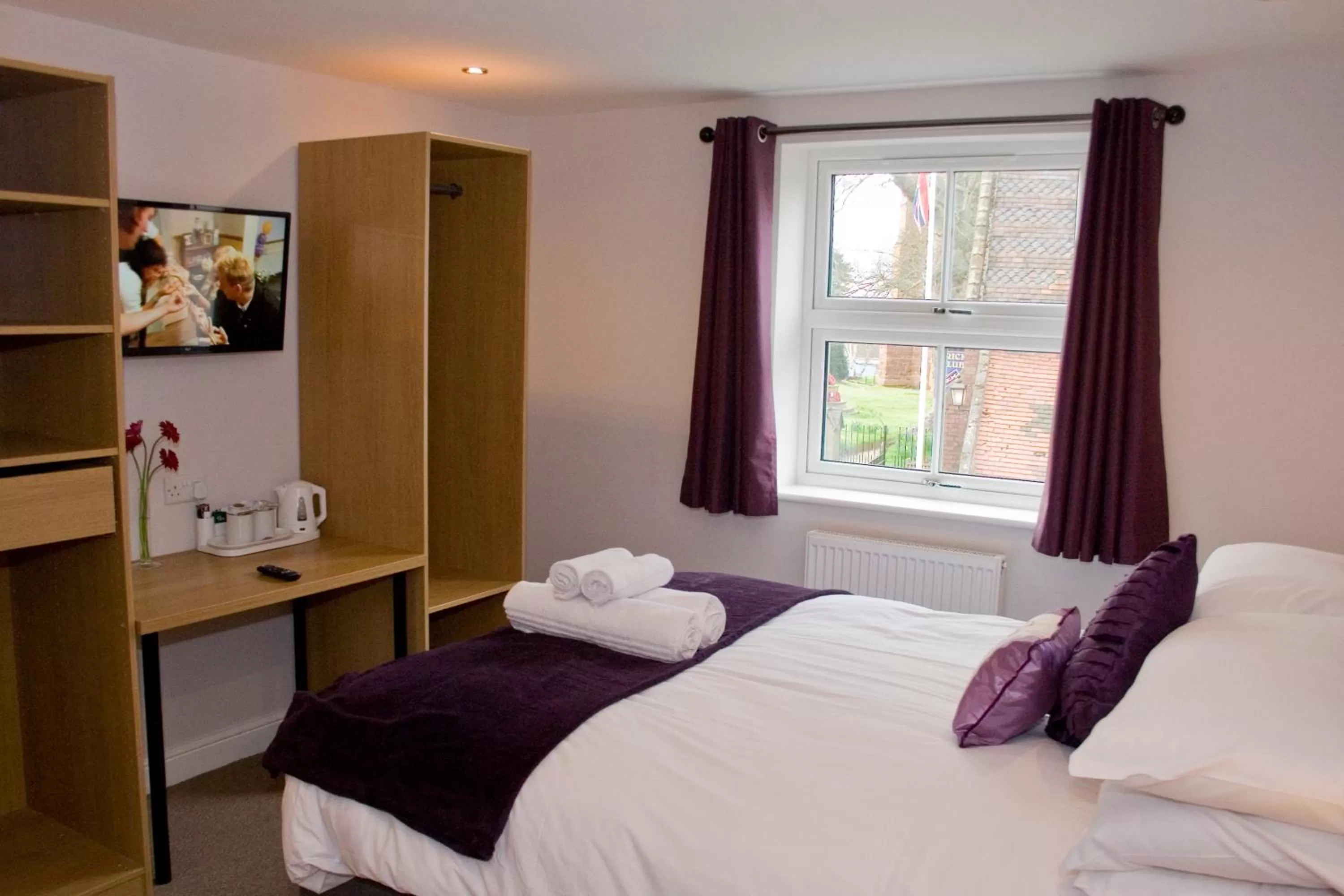 Coffee/tea facilities, Bed in The Wheatsheaf