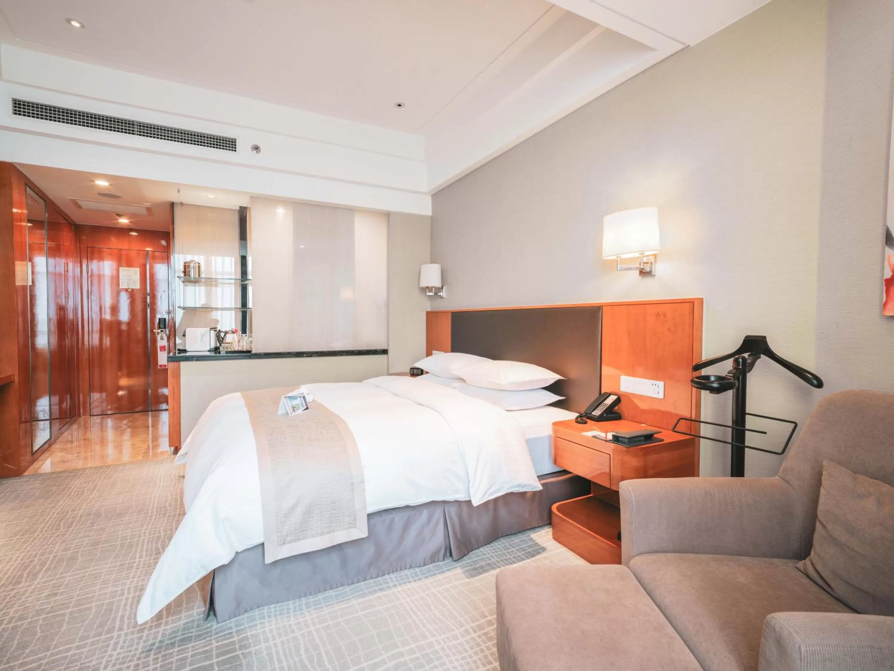 Bed in Ramada Plaza Shanghai Pudong Airport