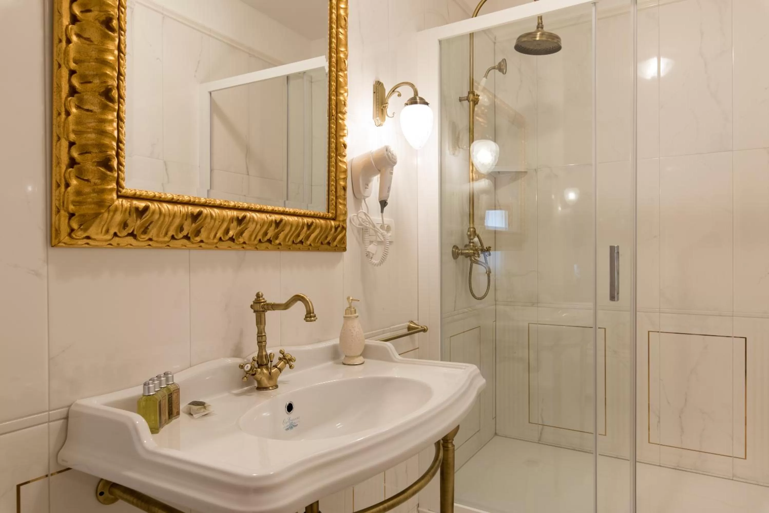 Shower in Central Square Heritage Hotel