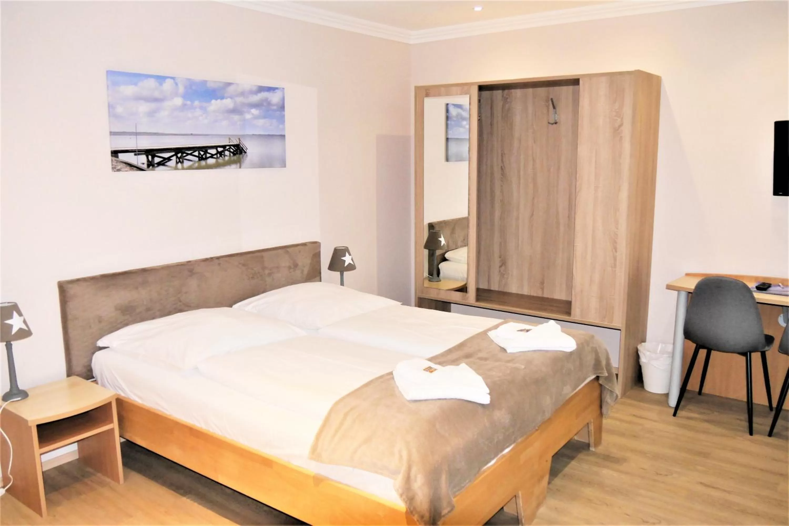 Photo of the whole room, Bed in Nordsee-Hotel Hinrichsen