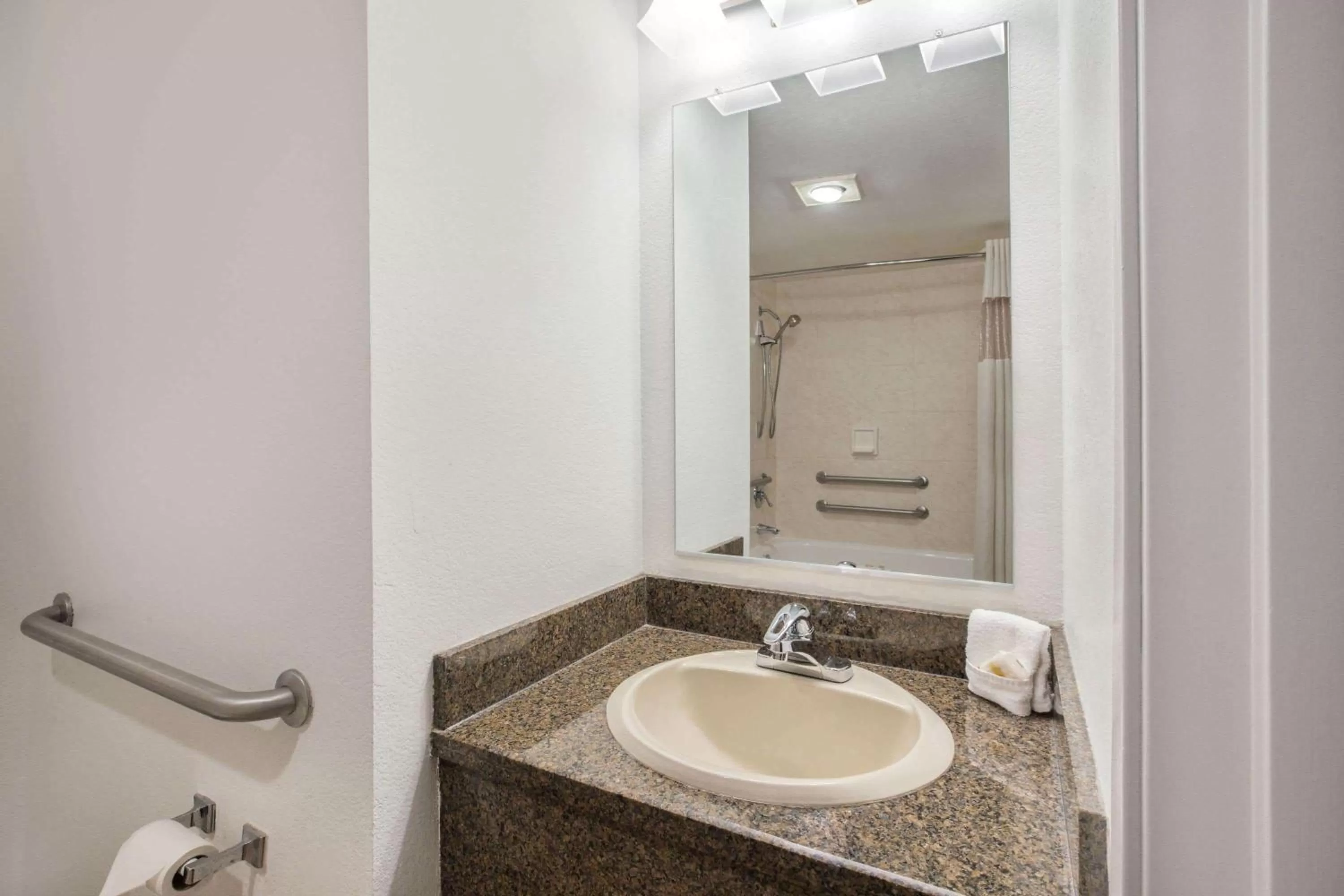 Bathroom in La Quinta Inn by Wyndham Everett