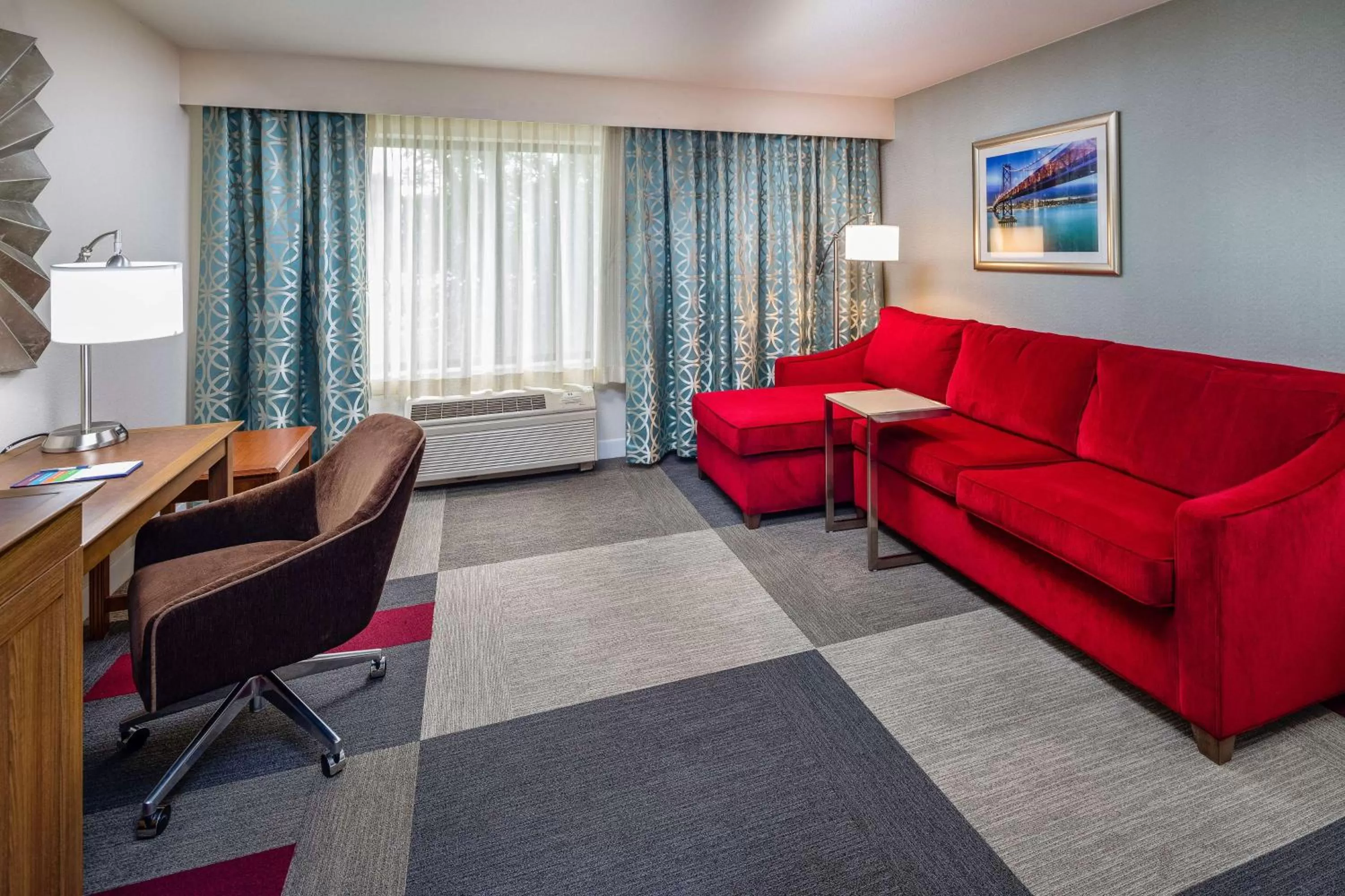 Living room in Hampton Inn San Francisco Airport