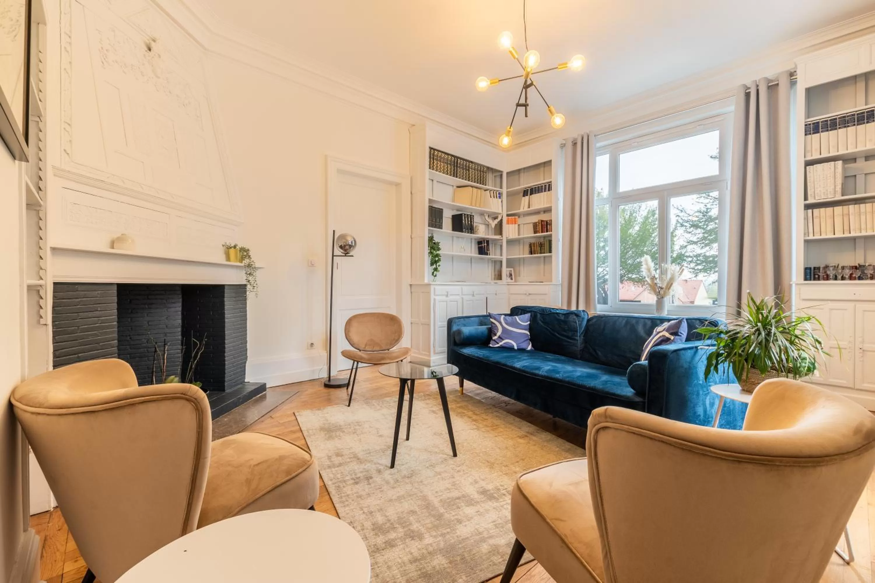 Library in Hôtel Échappée en Baie - Parking privé gratuit dont forfaits bornes électriques réservable