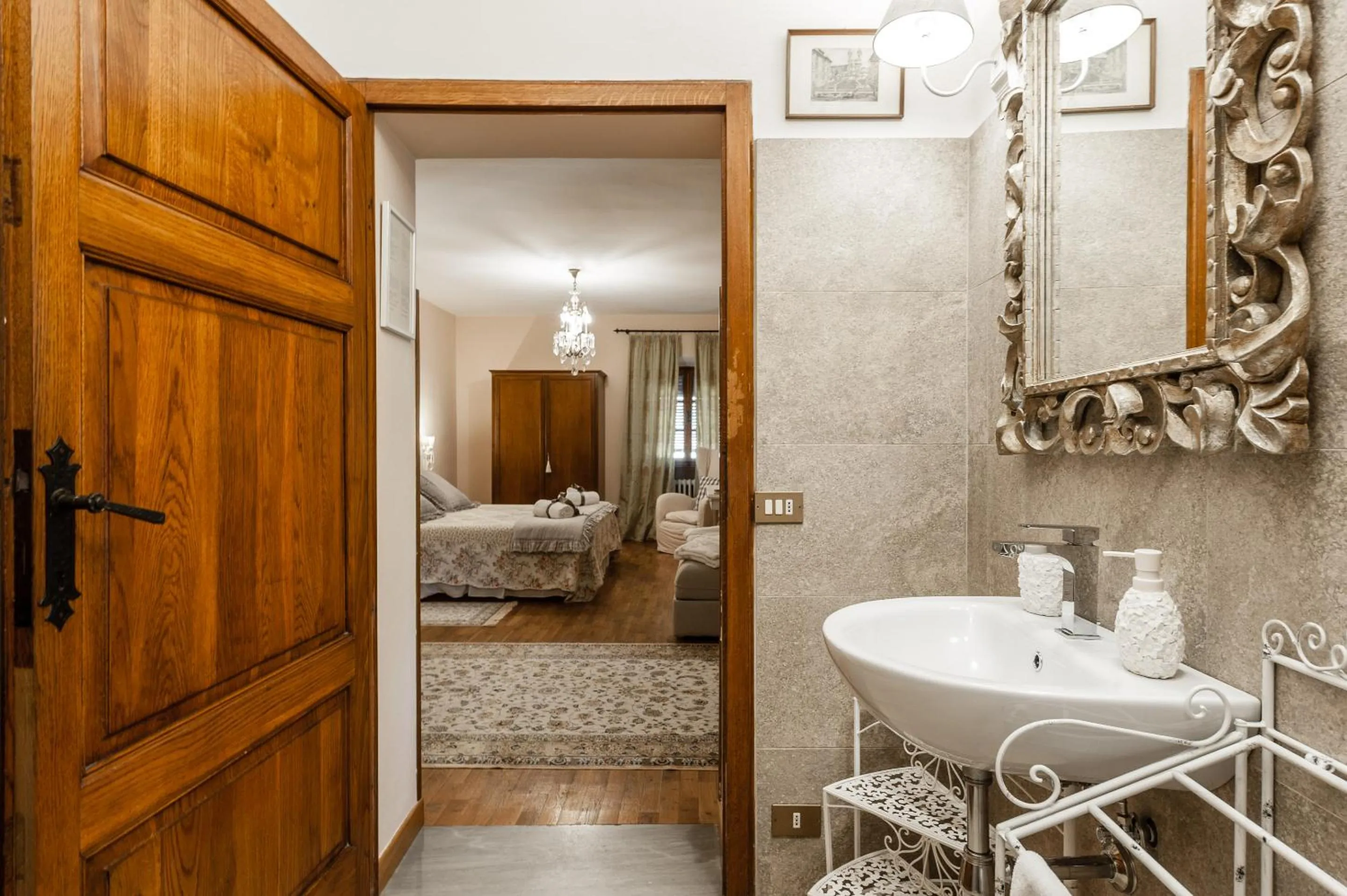 Bathroom, Bed in Giardino della Pieve Relais- Adult Only