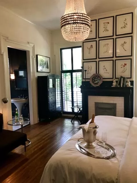 Elmwood 1820 Bed & Breakfast Inn