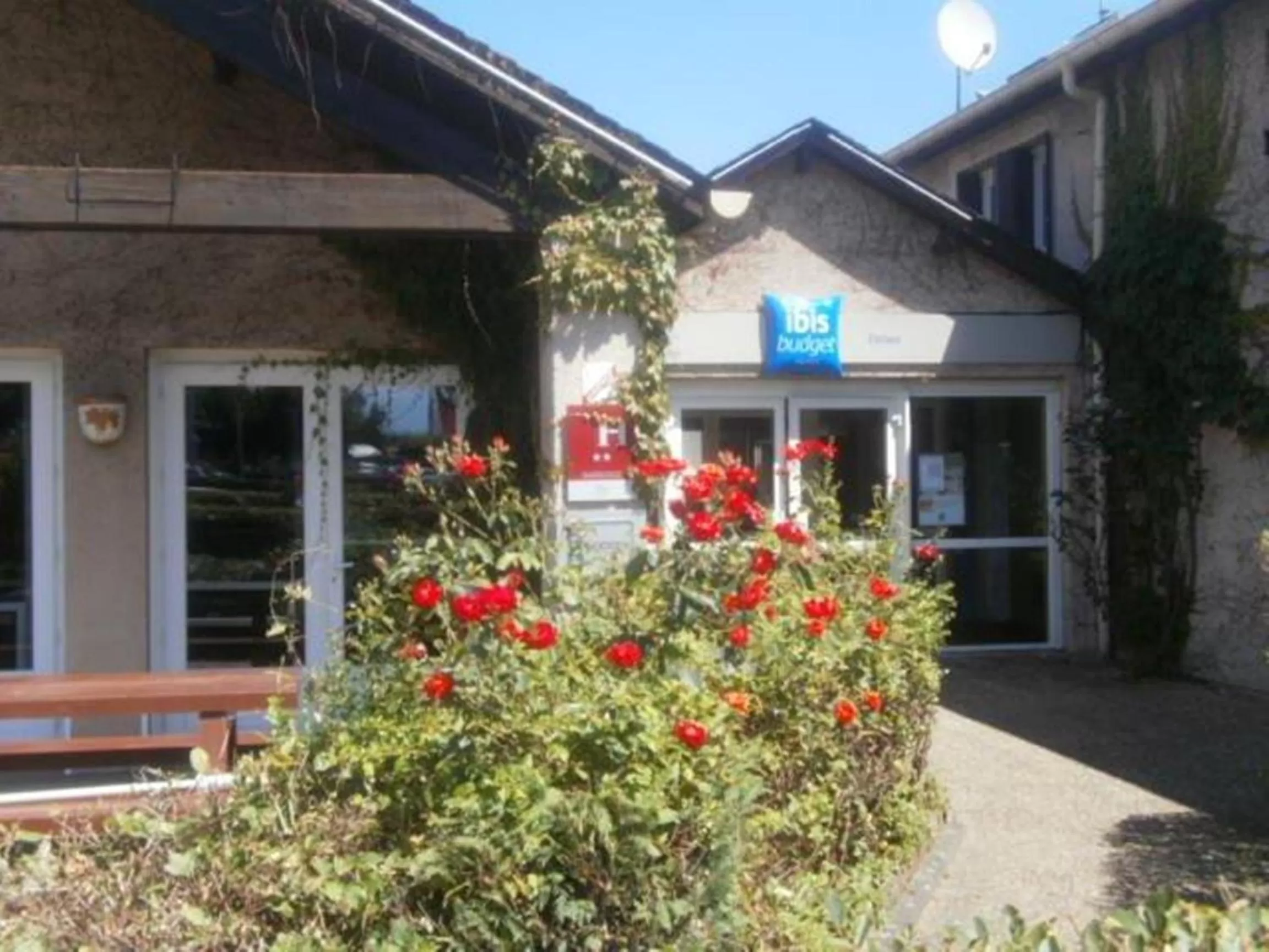 Facade/entrance in IBIS Budget Tarbes