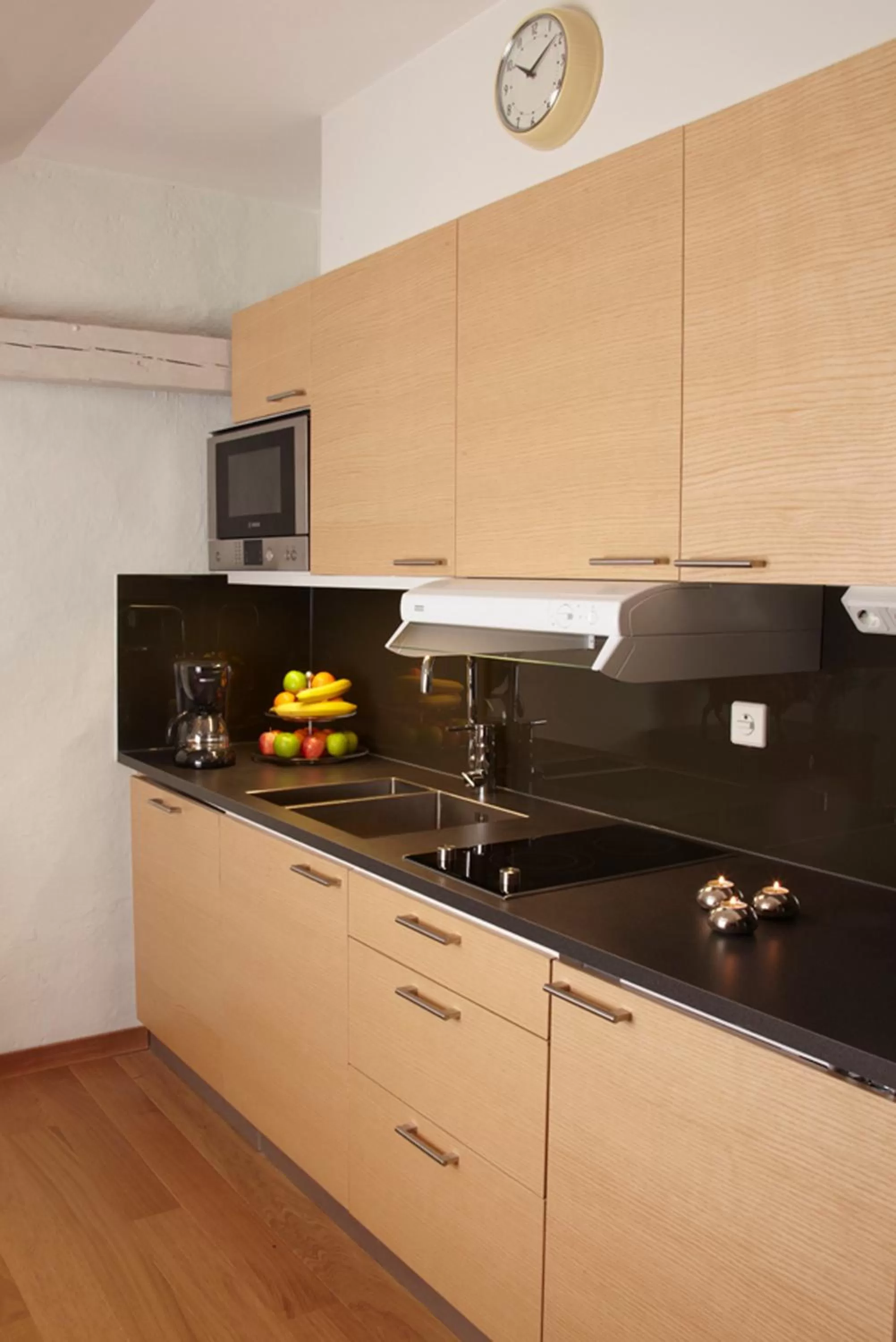 Kitchen or kitchenette in Lady Hamilton Apartments