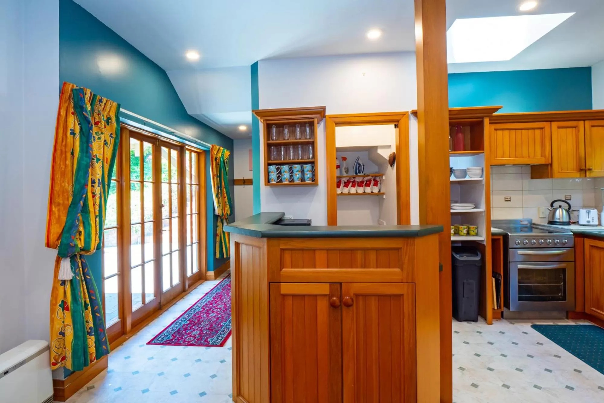 Living room, Kitchen/Kitchenette in The Ocean Breeze CBD