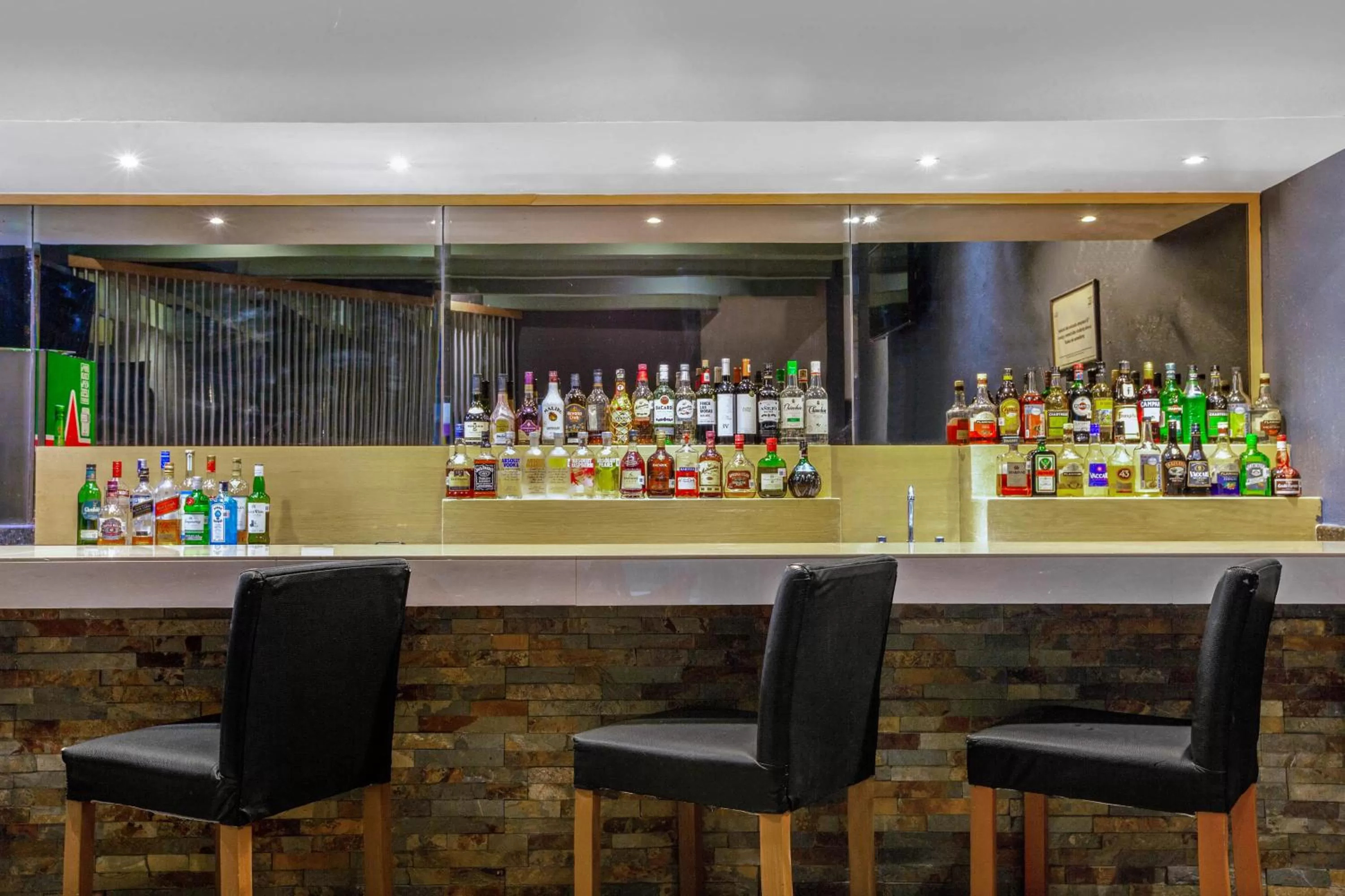 Lounge or bar in CHN Hotel Monterrey Centro, Trademark Collection by Wyndham
