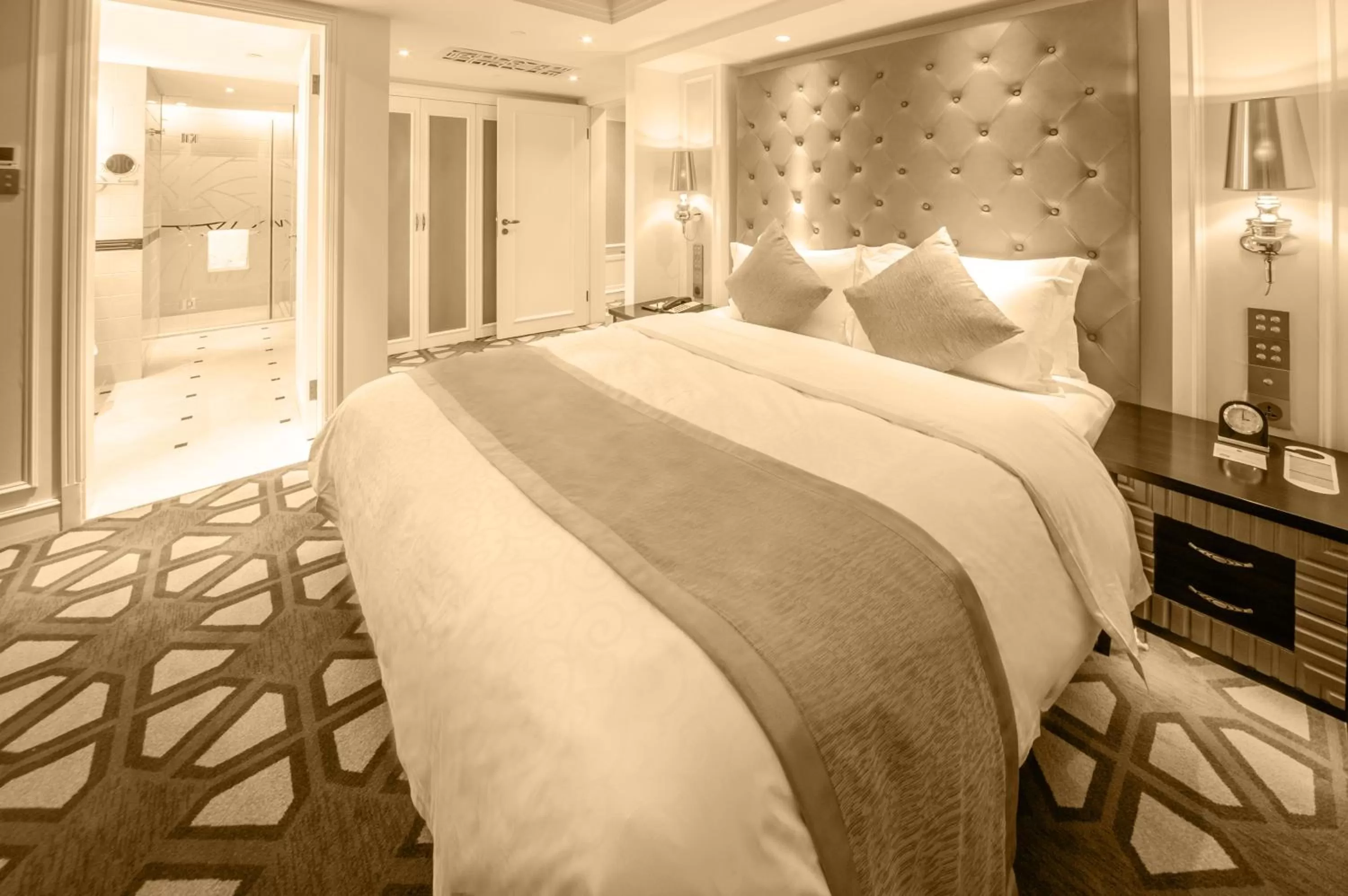 Bed in Paramount Gallery Hotel