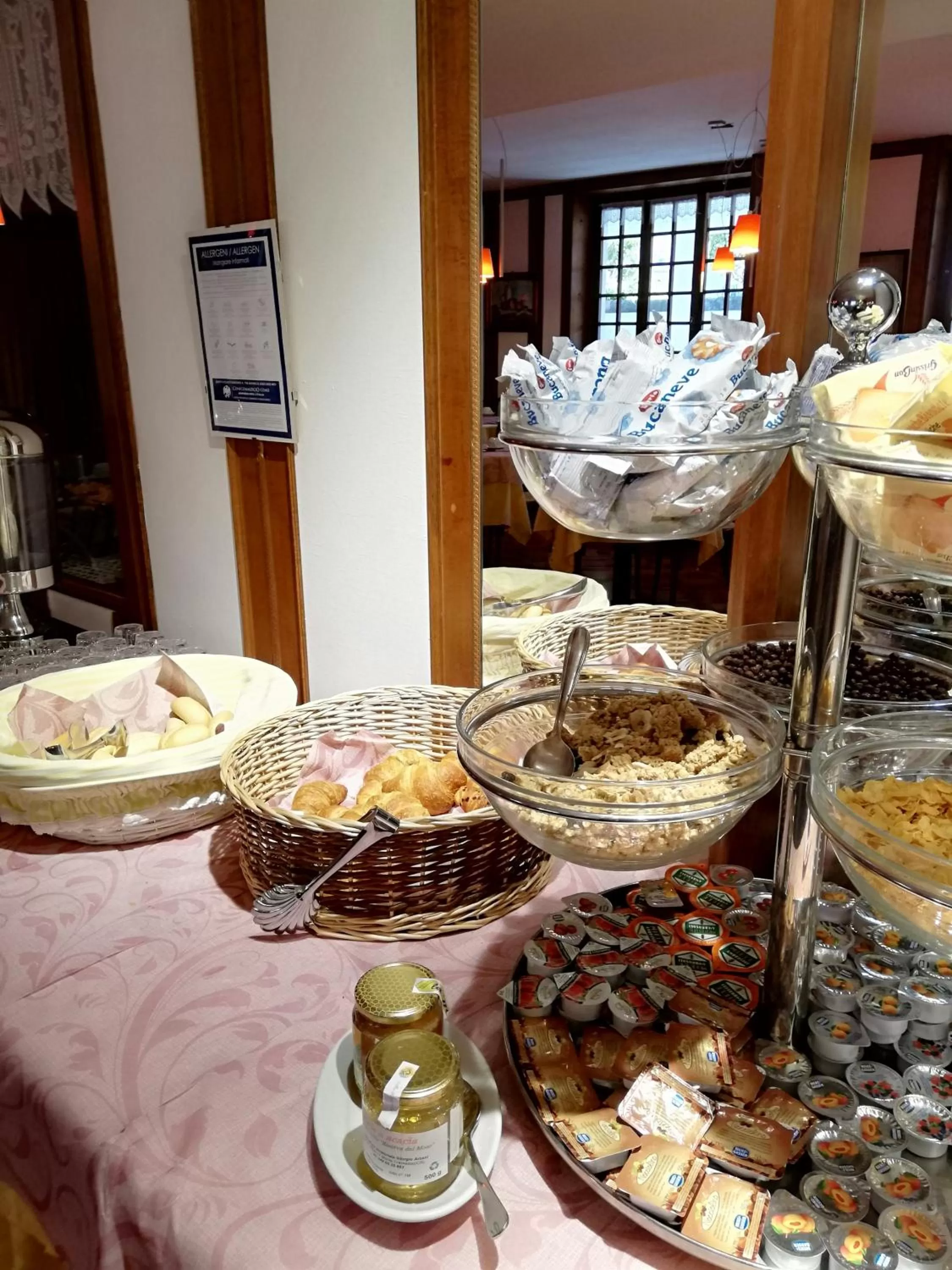 Buffet breakfast in Hotel Fioroni