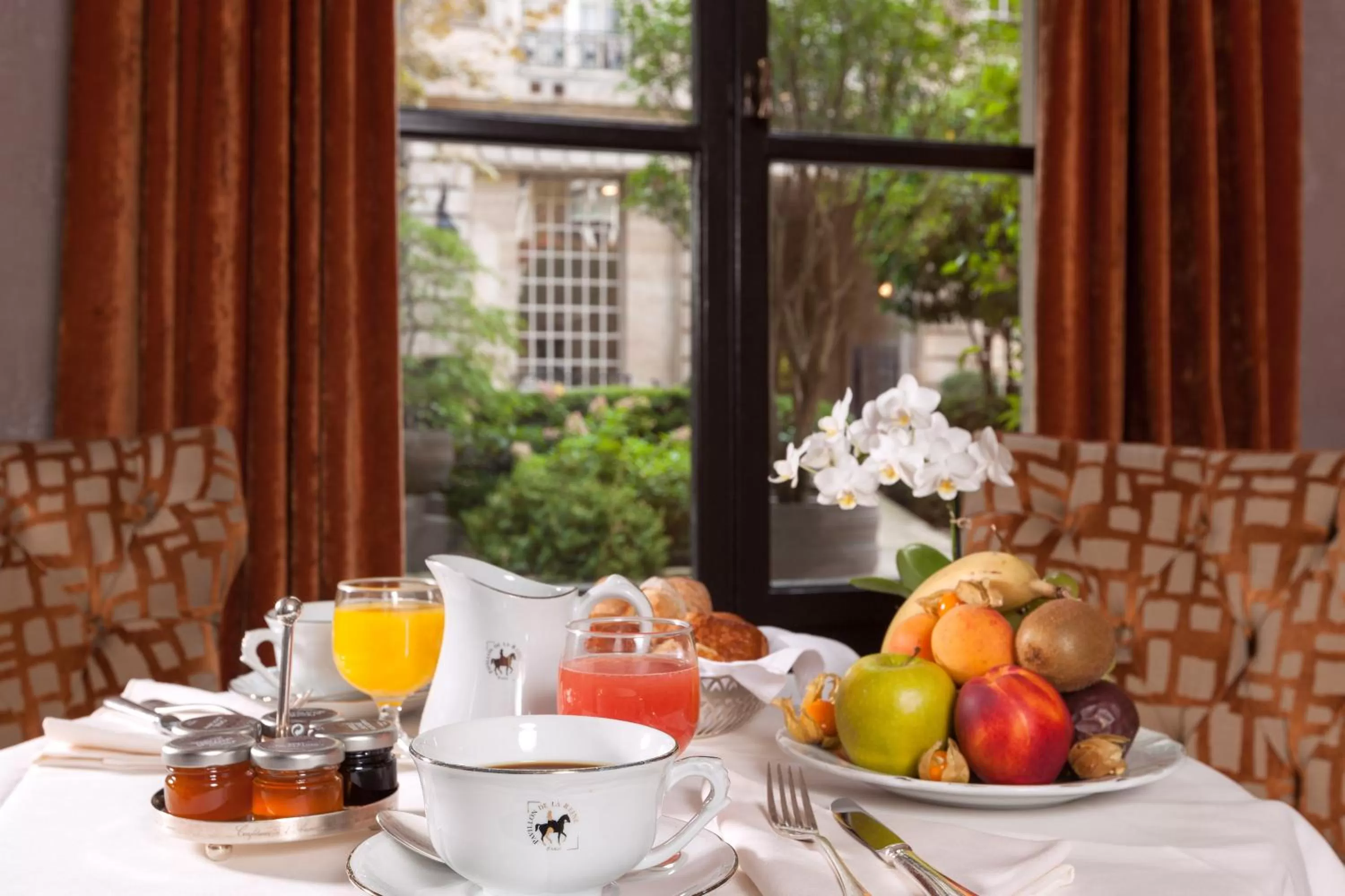 Food in Le Pavillon de la Reine & Spa, Place des Vosges