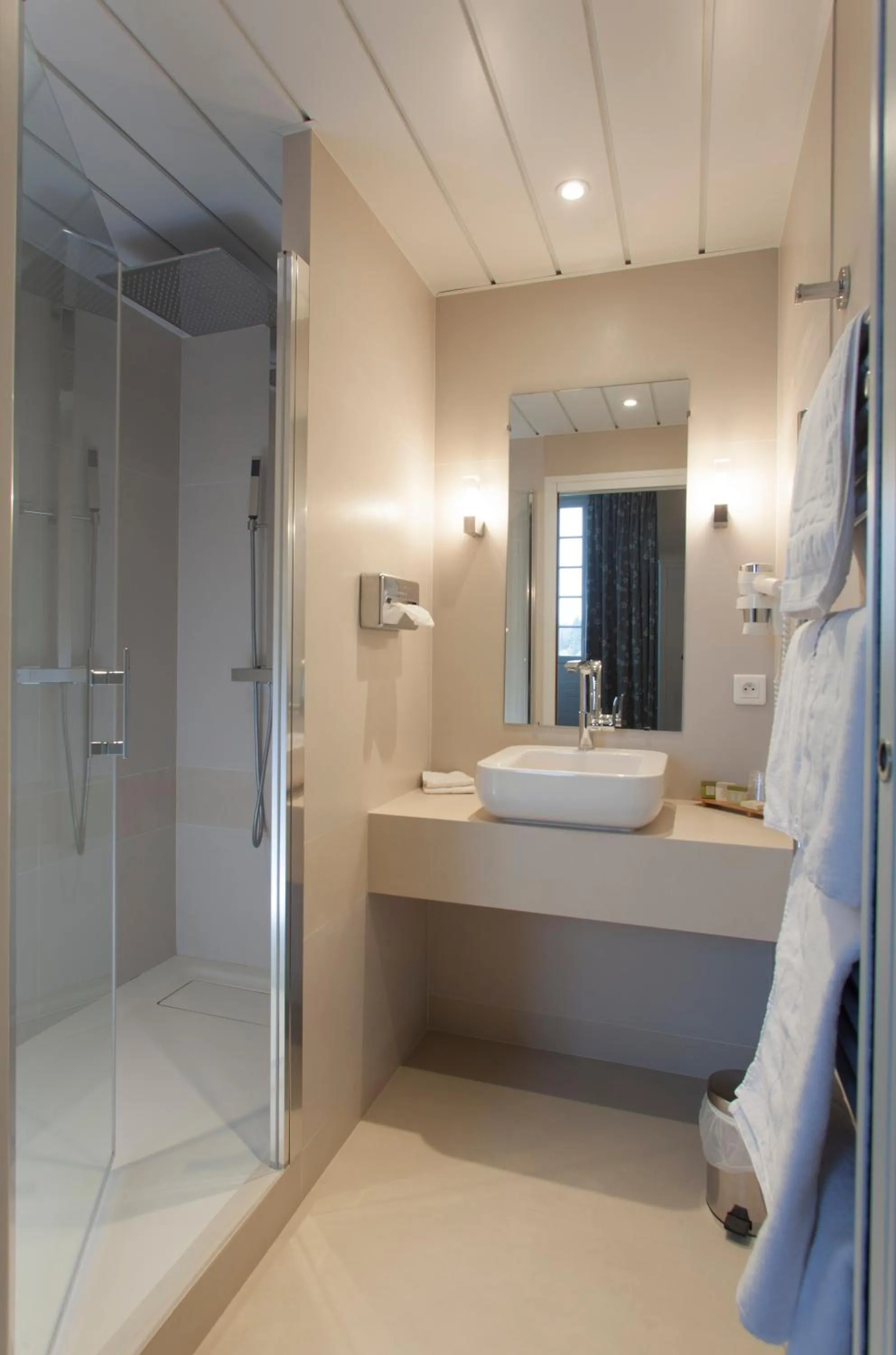 Bathroom in Hôtel Restaurant Ar Milin-Logis hôtels