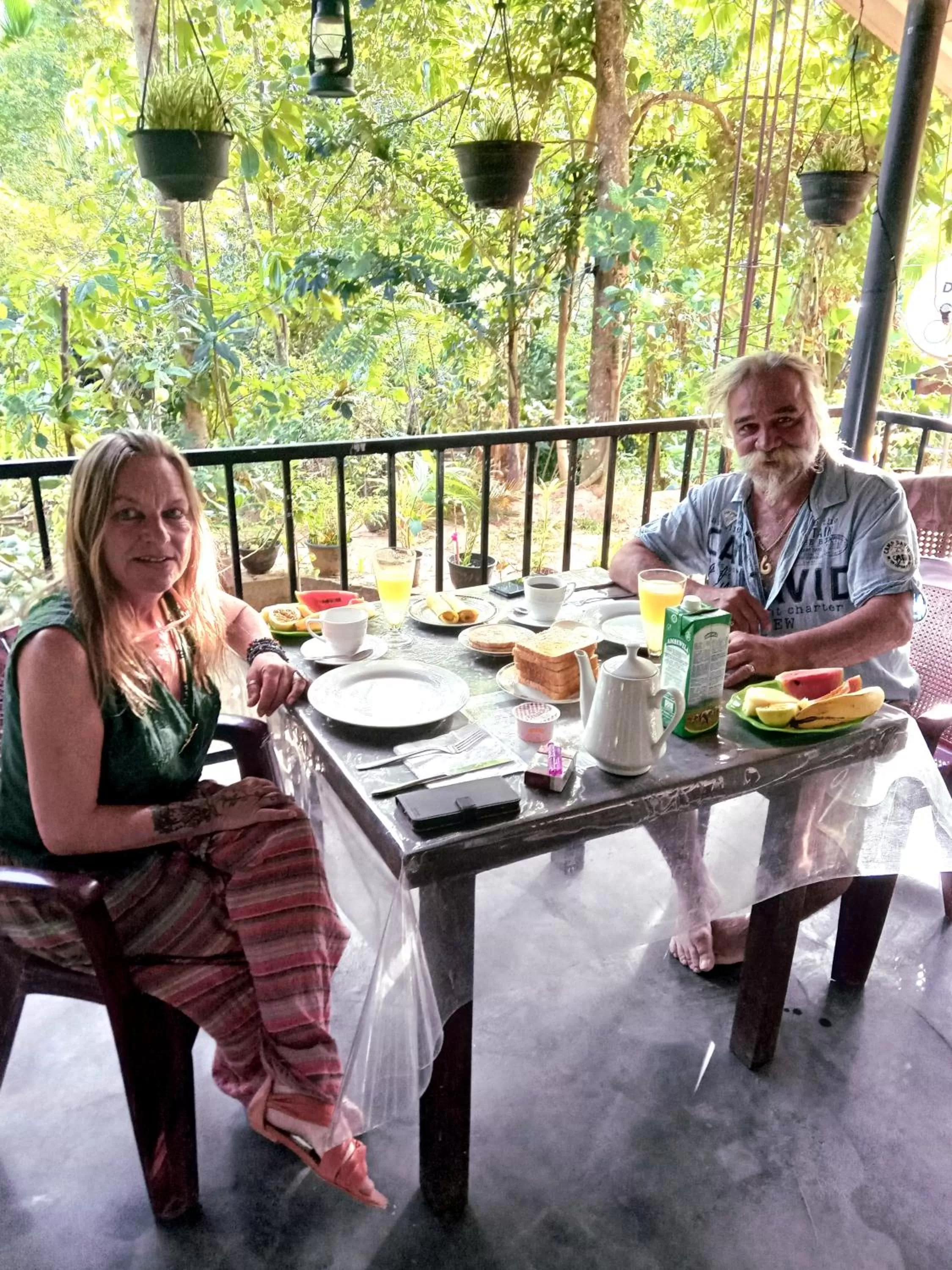Dining area in Green Lantern Inn