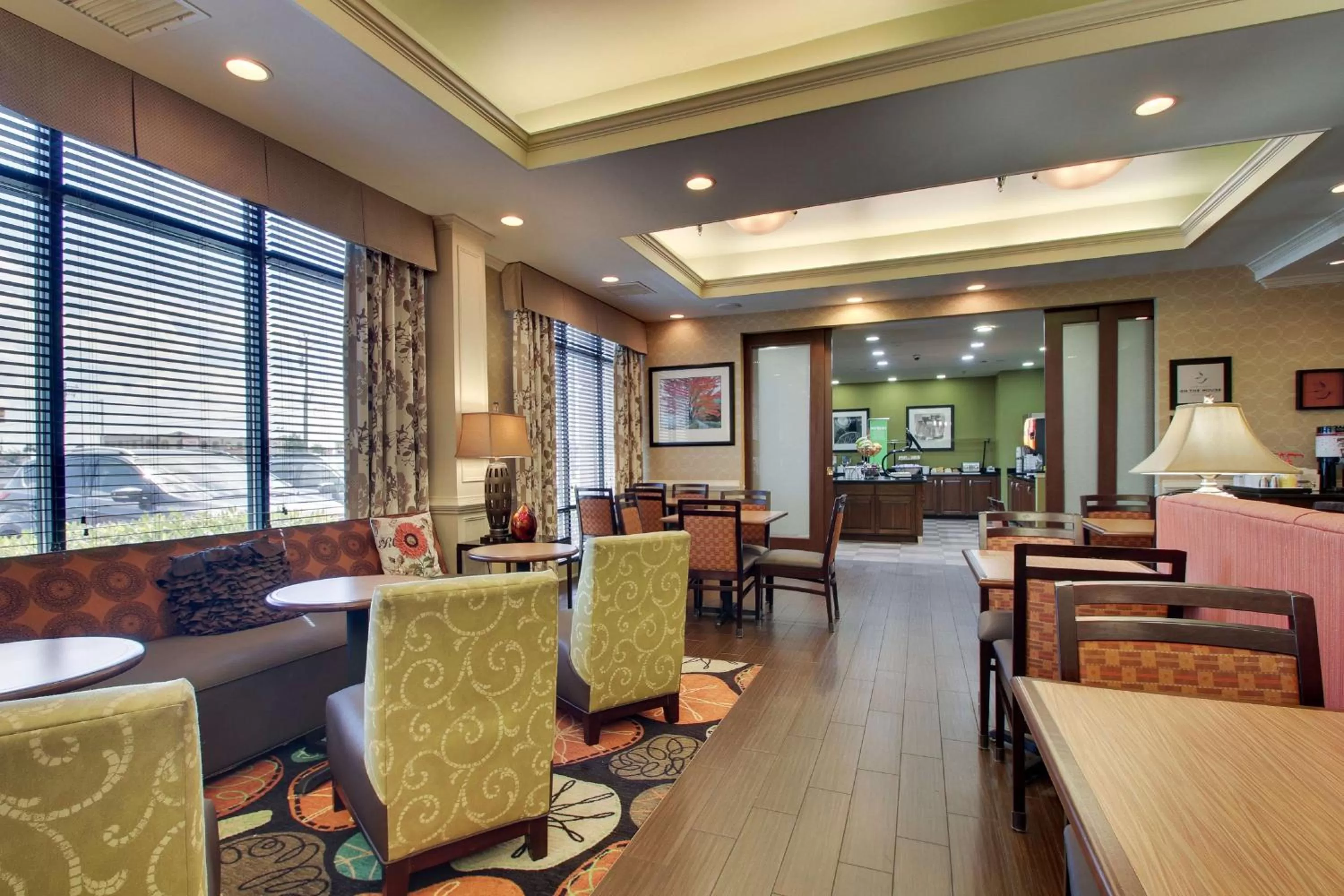 Dining area in Hampton Inn Warner Robins
