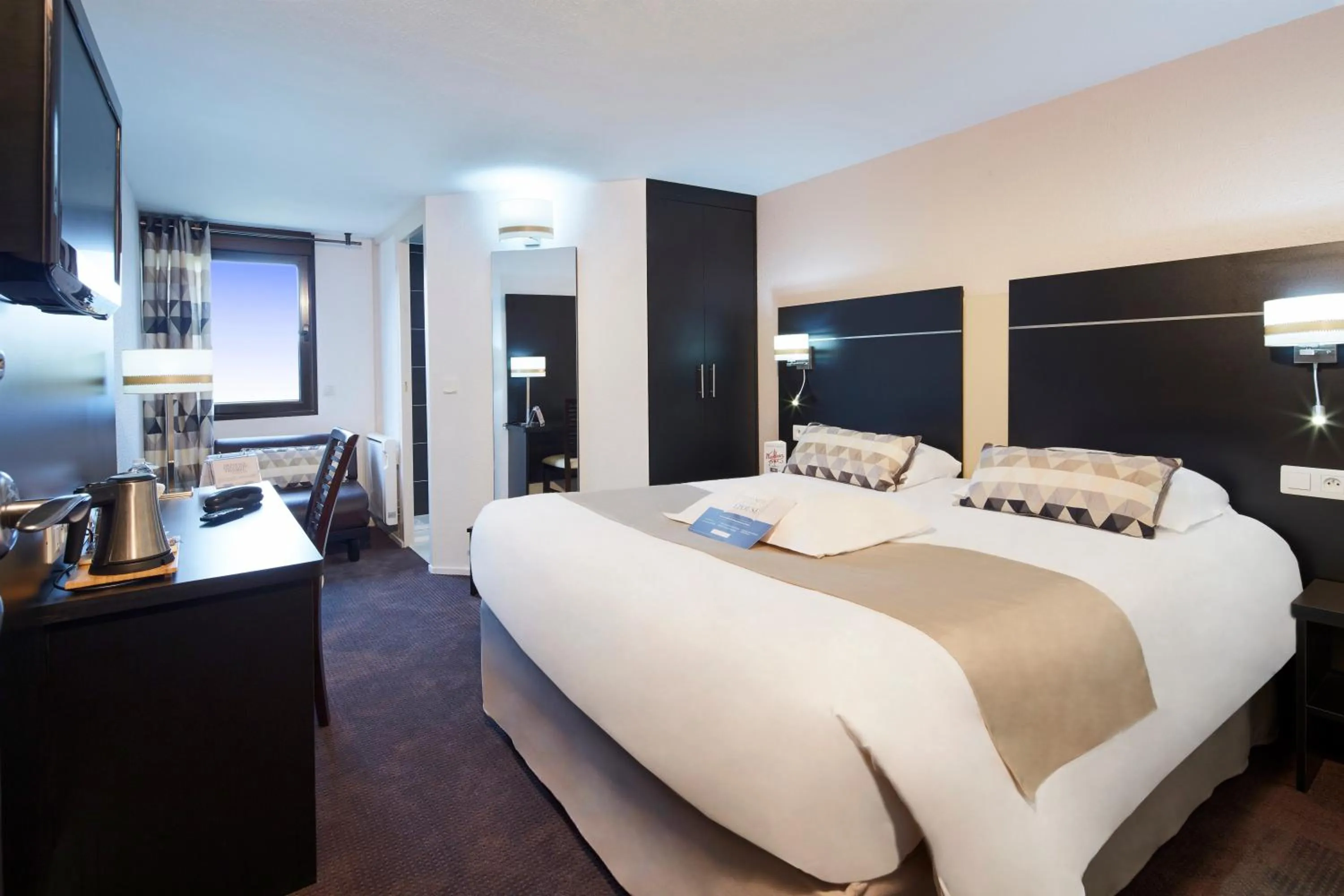 Garden view, Bed in Kyriad Hotel Meaux