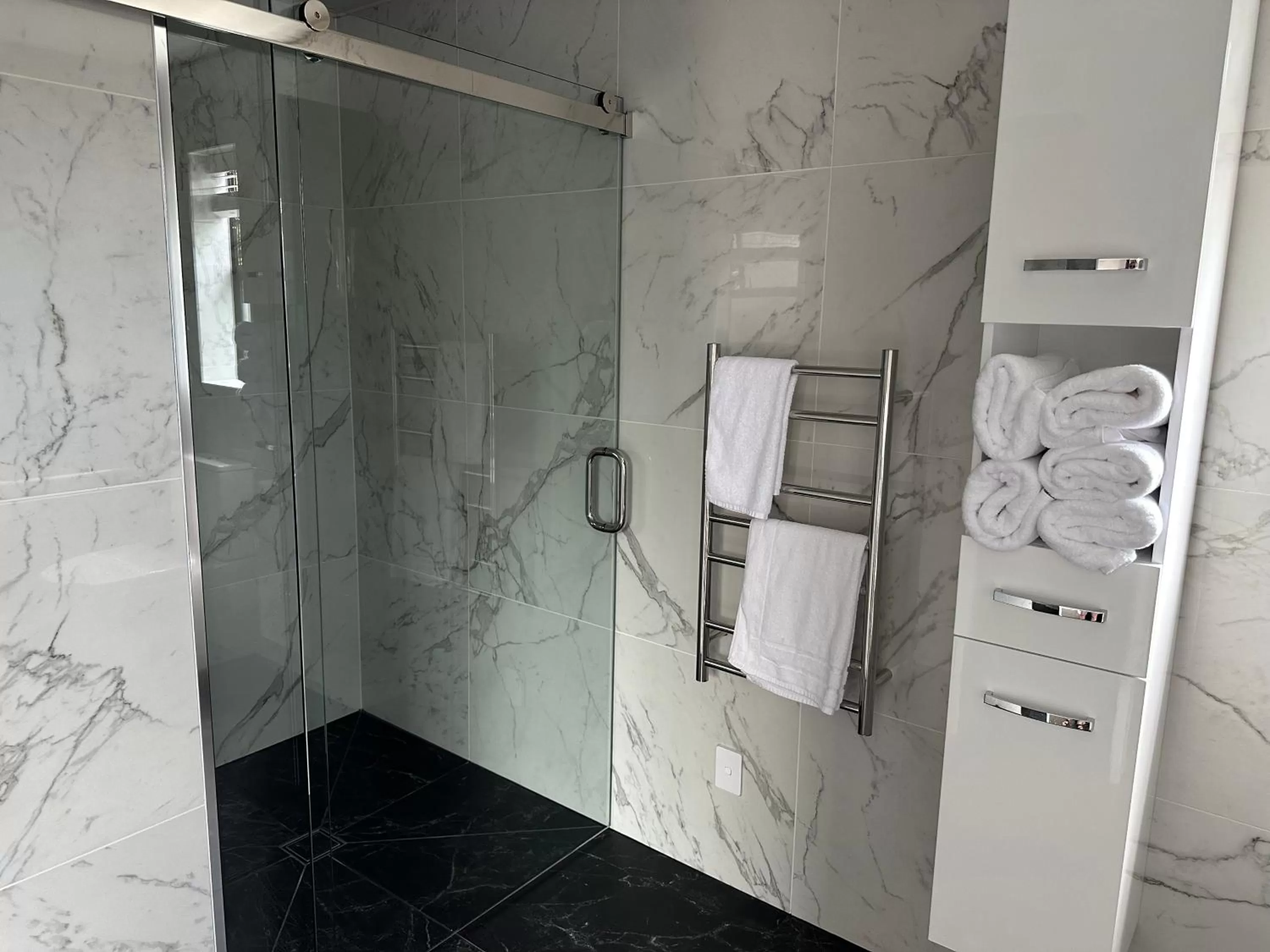 Shower in Middle Park Motel