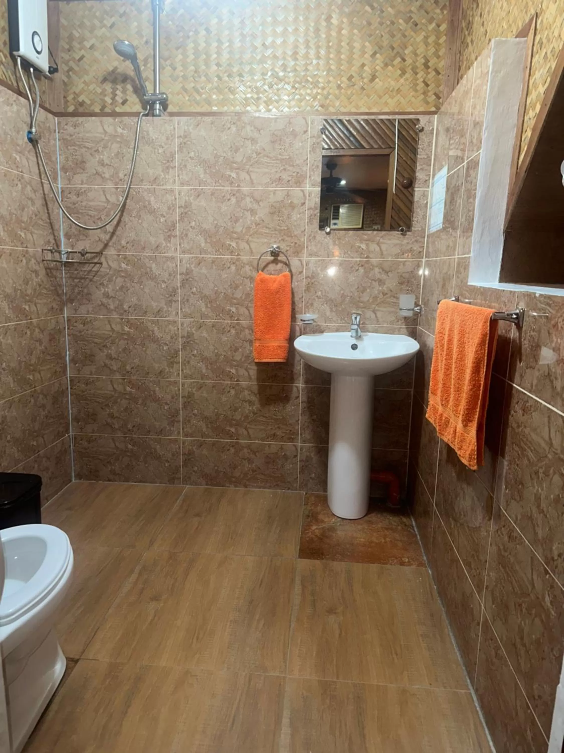 Shower in Lala Panzi Bed and Breakfast