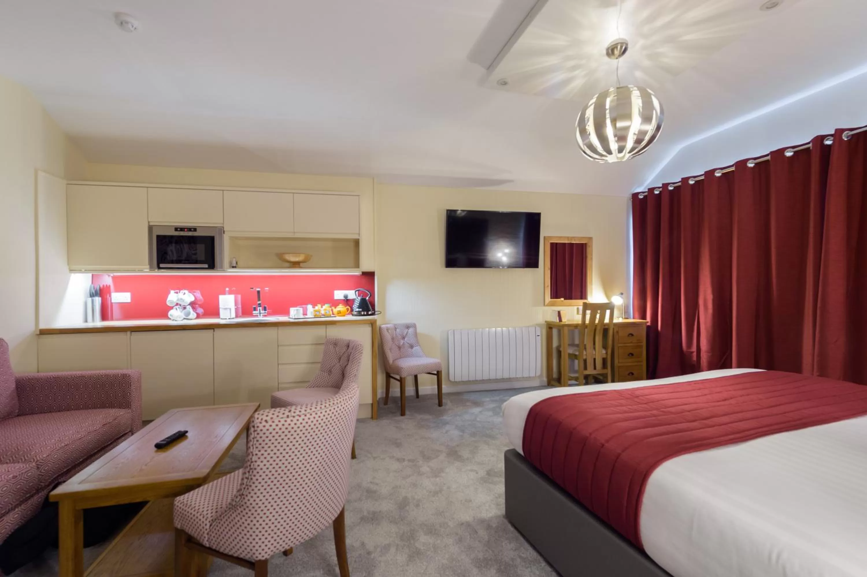 Kitchen or kitchenette, Bed in Best Western Fowey Valley