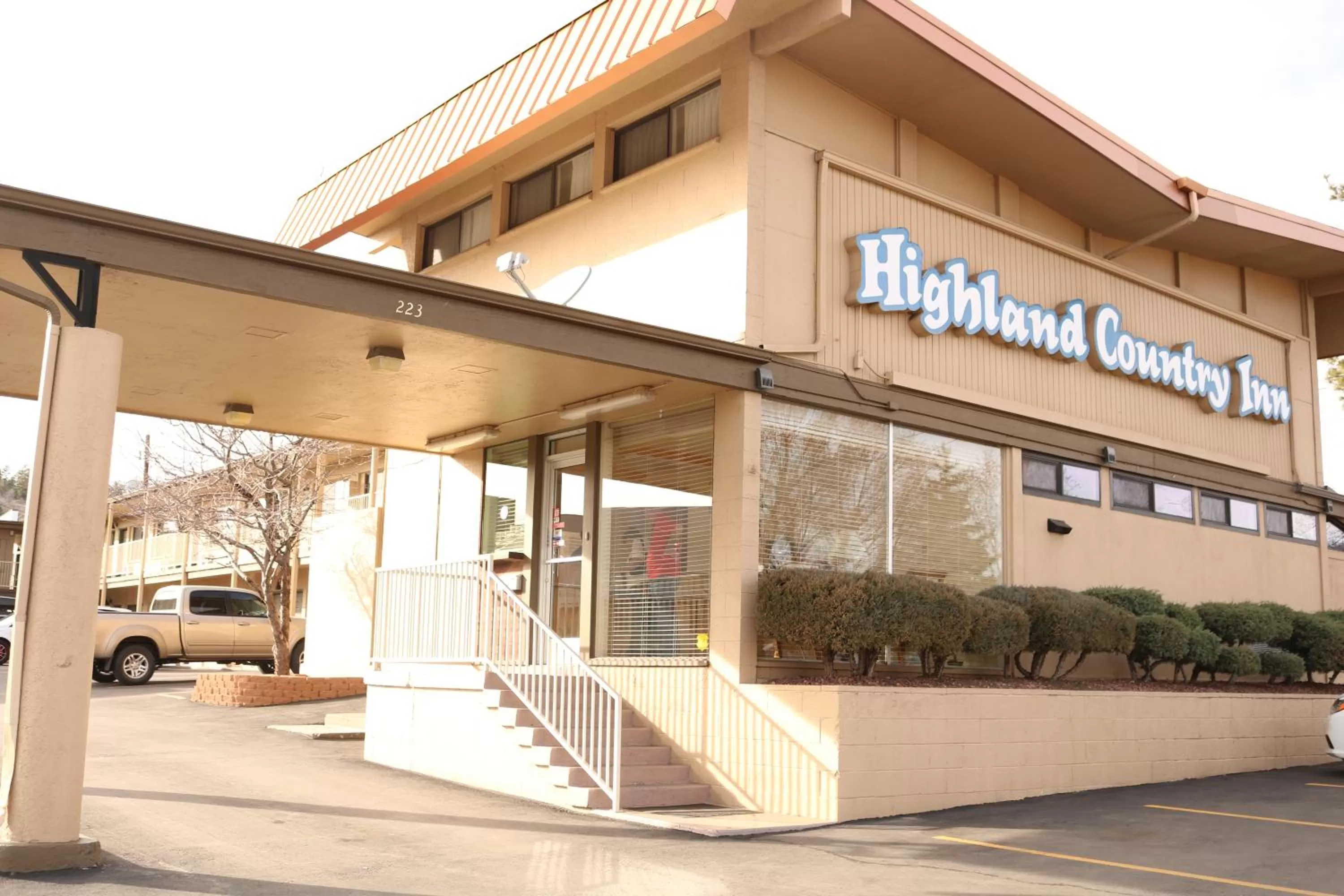 Property building in Highland Country Inn Flagstaff