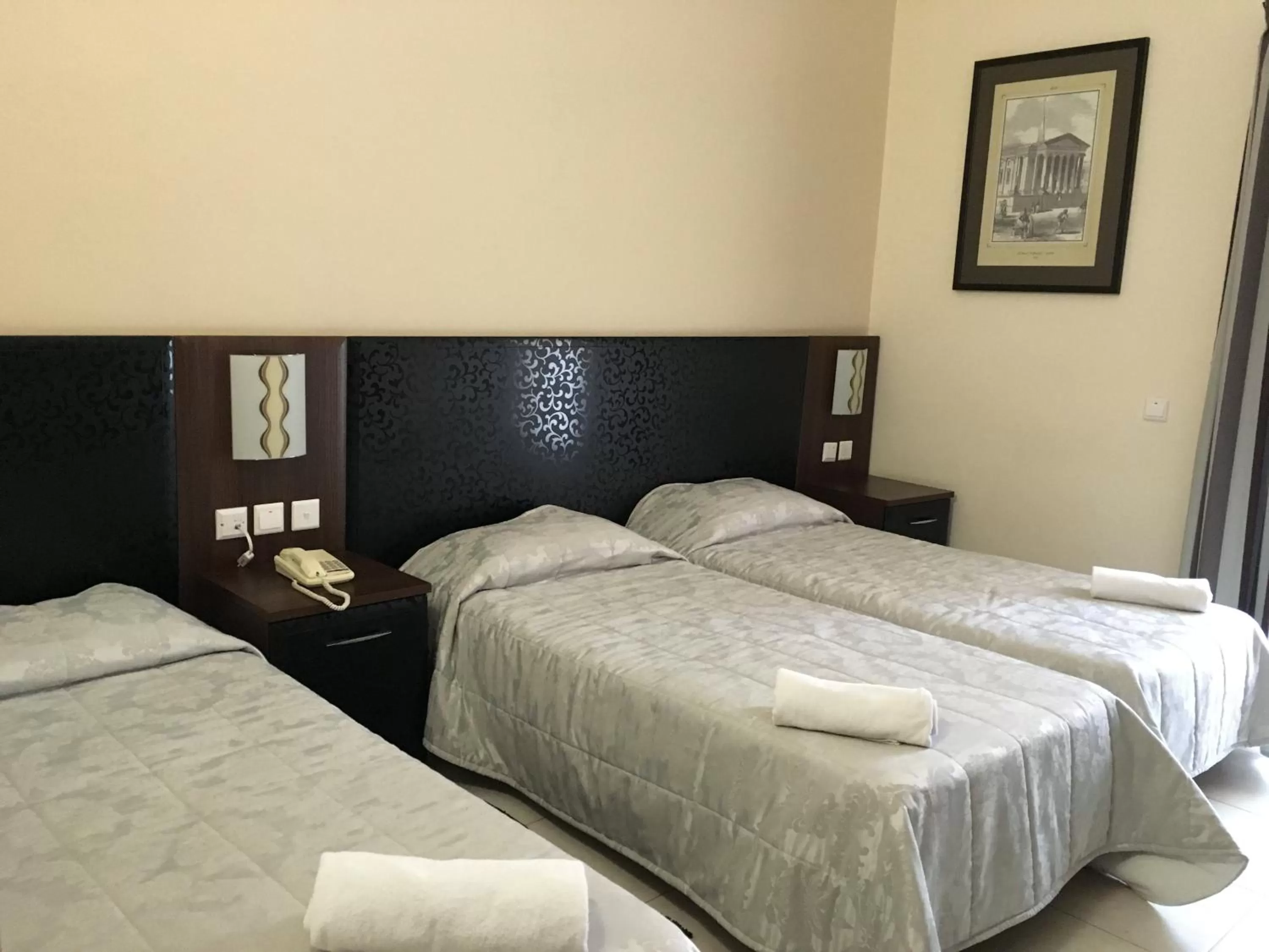 Bedroom, Bed in Grand Harbour Hotel